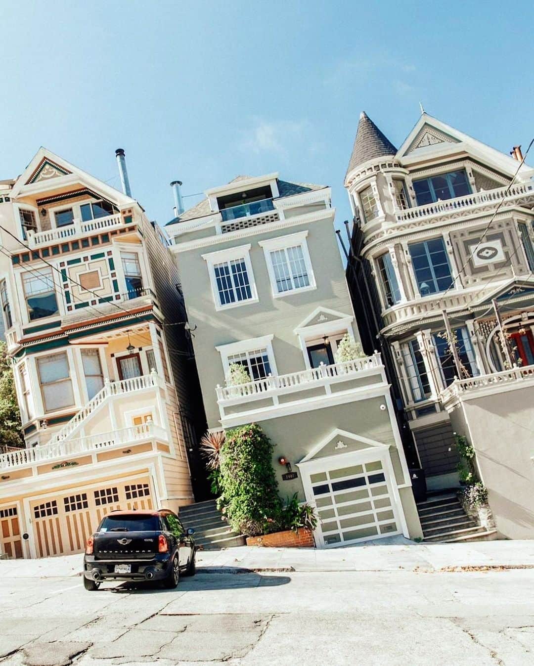 Architecture - Housesさんのインスタグラム写真 - (Architecture - HousesInstagram)「⁣ 𝐕𝐢𝐜𝐭𝐨𝐫𝐢𝐚𝐧 𝐚𝐫𝐜𝐡𝐢𝐭𝐞𝐜𝐭𝐮𝐫𝐞 is a style that strongly dominates in San Francisco 🤩. It's characterized by 𝒃𝒆𝒊𝒏𝒈 𝒗𝒆𝒓𝒚 𝒓𝒐𝒎𝒂𝒏𝒕𝒊𝒄 𝒘𝒊𝒕𝒉 𝒂 𝑮𝒐𝒕𝒉𝒊𝒄 𝒕𝒐𝒖𝒄𝒉 like all these 6⃣ pictures 😍. Same style, but different colors and forms. Which one is your favorite? 1, 2, 3, 4, 5 or 6? I read you! ⁣And tag an #Architecture Lover 💙⁣ _____⁣⁣⁣⁣⁣⁣⁣ 📸  @lumadeline  📍 San Francisco, USA 🇺🇸⁣ #archidesignhome⁣⁣⁣ _____⁣⁣⁣⁣⁣⁣⁣ #architecture #arquitectura #arquitecturamx #design #interiordesign #landscapedesign #building #instadaily #architecturephotography #architecturelovers #picoftheday #victorianarchitecture #sanfrancisco #sanfranciscoarchitecture」12月6日 1時50分 - _archidesignhome_