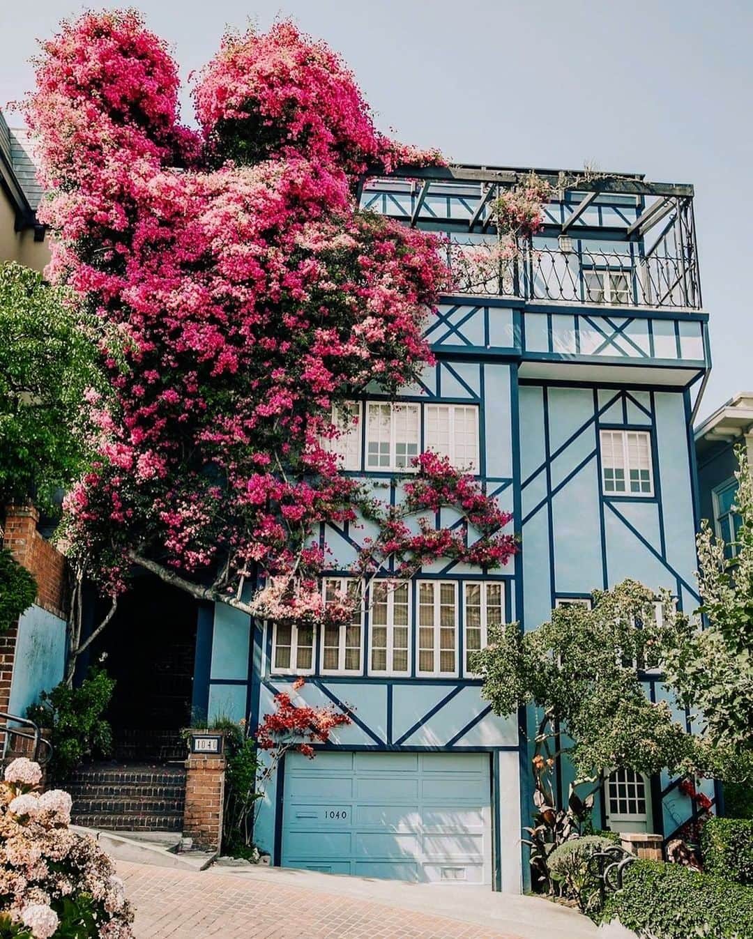 Architecture - Housesさんのインスタグラム写真 - (Architecture - HousesInstagram)「⁣ 𝐕𝐢𝐜𝐭𝐨𝐫𝐢𝐚𝐧 𝐚𝐫𝐜𝐡𝐢𝐭𝐞𝐜𝐭𝐮𝐫𝐞 is a style that strongly dominates in San Francisco 🤩. It's characterized by 𝒃𝒆𝒊𝒏𝒈 𝒗𝒆𝒓𝒚 𝒓𝒐𝒎𝒂𝒏𝒕𝒊𝒄 𝒘𝒊𝒕𝒉 𝒂 𝑮𝒐𝒕𝒉𝒊𝒄 𝒕𝒐𝒖𝒄𝒉 like all these 6⃣ pictures 😍. Same style, but different colors and forms. Which one is your favorite? 1, 2, 3, 4, 5 or 6? I read you! ⁣And tag an #Architecture Lover 💙⁣ _____⁣⁣⁣⁣⁣⁣⁣ 📸  @lumadeline  📍 San Francisco, USA 🇺🇸⁣ #archidesignhome⁣⁣⁣ _____⁣⁣⁣⁣⁣⁣⁣ #architecture #arquitectura #arquitecturamx #design #interiordesign #landscapedesign #building #instadaily #architecturephotography #architecturelovers #picoftheday #victorianarchitecture #sanfrancisco #sanfranciscoarchitecture」12月6日 1時50分 - _archidesignhome_