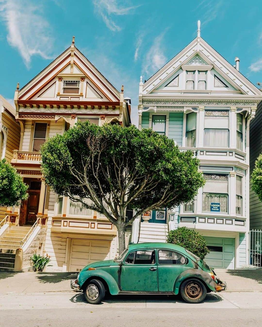 Architecture - Housesさんのインスタグラム写真 - (Architecture - HousesInstagram)「⁣ 𝐕𝐢𝐜𝐭𝐨𝐫𝐢𝐚𝐧 𝐚𝐫𝐜𝐡𝐢𝐭𝐞𝐜𝐭𝐮𝐫𝐞 is a style that strongly dominates in San Francisco 🤩. It's characterized by 𝒃𝒆𝒊𝒏𝒈 𝒗𝒆𝒓𝒚 𝒓𝒐𝒎𝒂𝒏𝒕𝒊𝒄 𝒘𝒊𝒕𝒉 𝒂 𝑮𝒐𝒕𝒉𝒊𝒄 𝒕𝒐𝒖𝒄𝒉 like all these 6⃣ pictures 😍. Same style, but different colors and forms. Which one is your favorite? 1, 2, 3, 4, 5 or 6? I read you! ⁣And tag an #Architecture Lover 💙⁣ _____⁣⁣⁣⁣⁣⁣⁣ 📸  @lumadeline  📍 San Francisco, USA 🇺🇸⁣ #archidesignhome⁣⁣⁣ _____⁣⁣⁣⁣⁣⁣⁣ #architecture #arquitectura #arquitecturamx #design #interiordesign #landscapedesign #building #instadaily #architecturephotography #architecturelovers #picoftheday #victorianarchitecture #sanfrancisco #sanfranciscoarchitecture」12月6日 1時50分 - _archidesignhome_