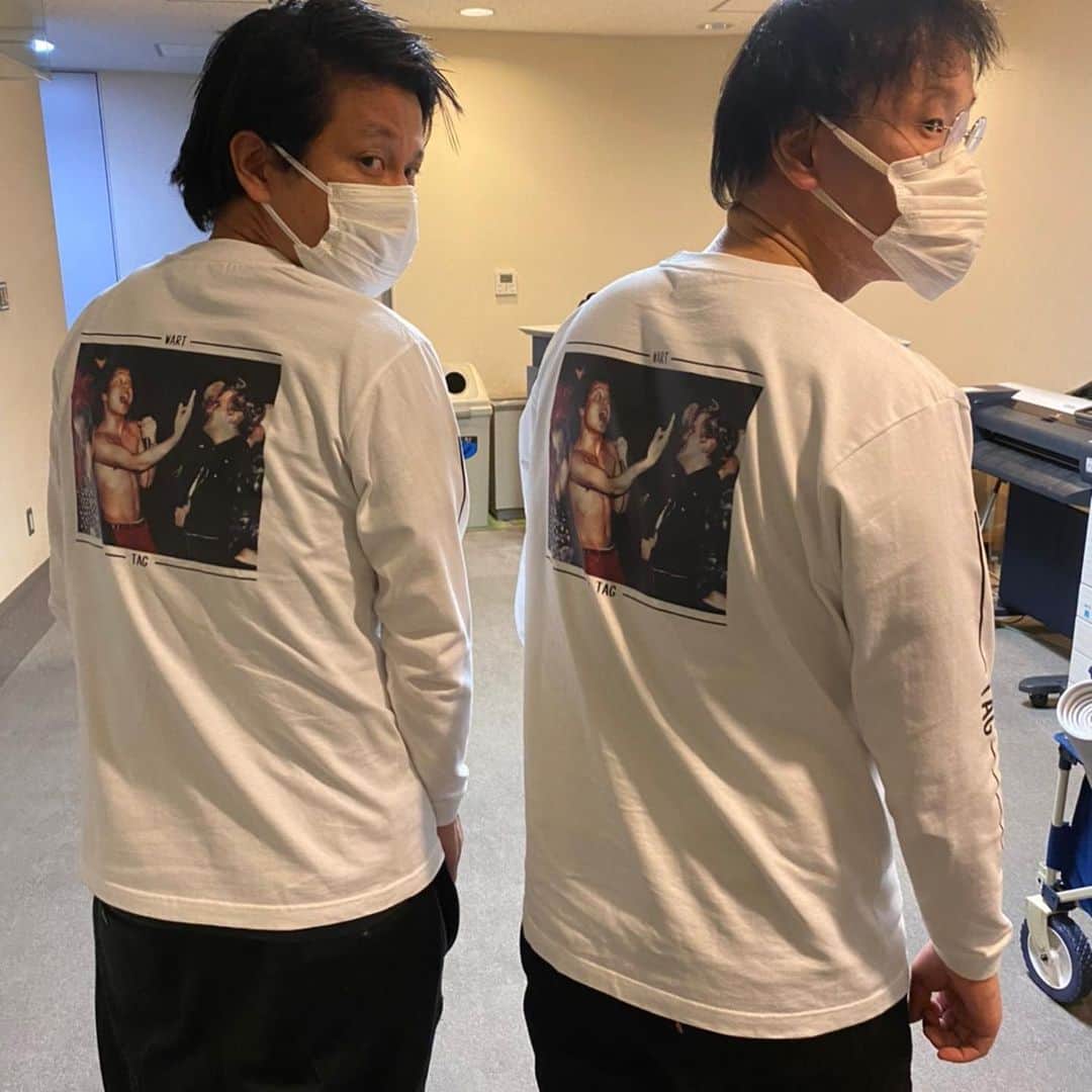 稲田直樹のインスタグラム：「後輩のダブルアートのタグのTシャツ作りました。 ダブルアートのグッズではありませんし販売もしないのに後輩でTシャツ作り始めましたわ。それを普通にきてますわ。 もうわけわかりませんわ。  #ダブルアート #タグ」