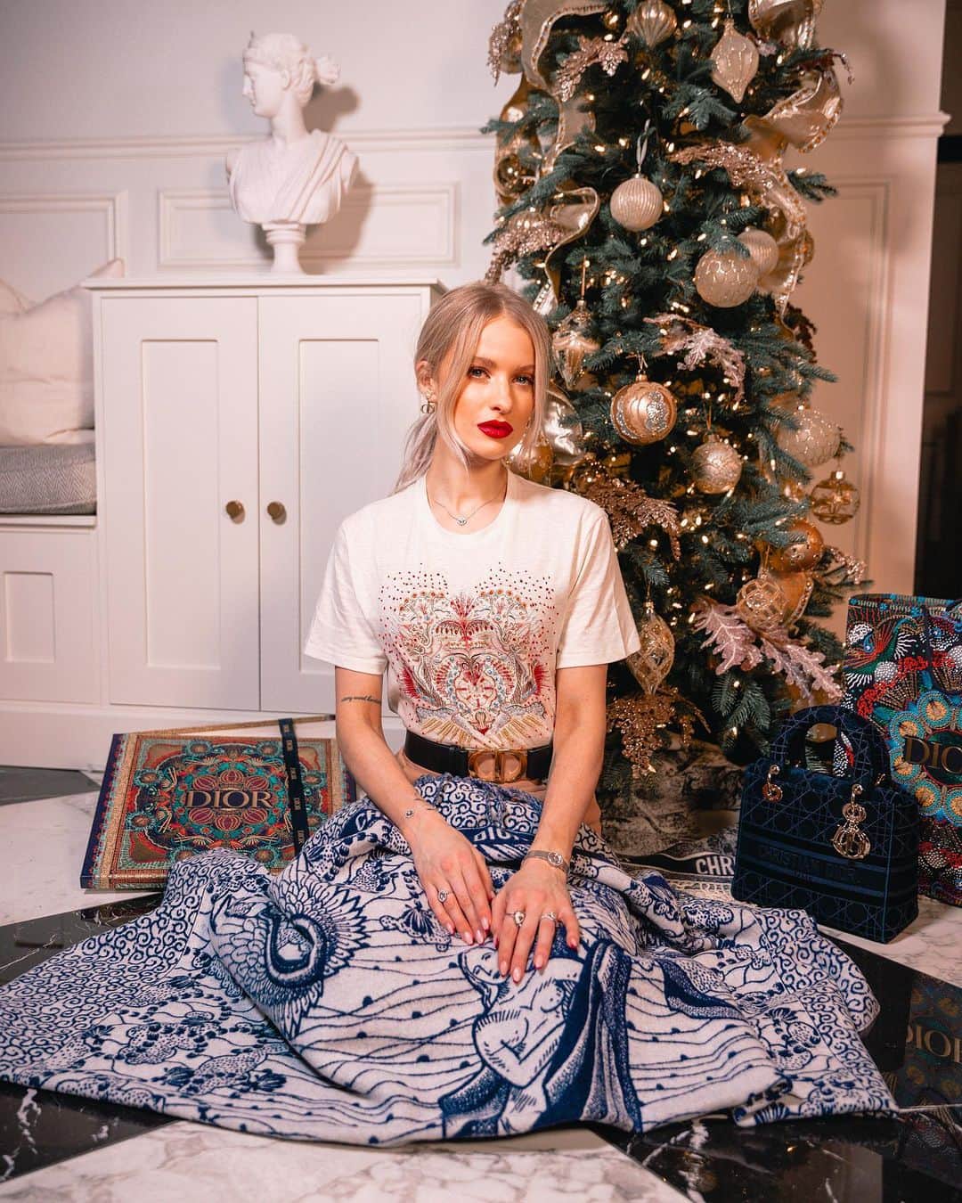 ビクトリアのインスタグラム：「ad The best time of year to treat others, but to also treat yourself kindly, treat yourself to extra indulgence and to treat yourself to @Dior. With the most beautiful festive gift boxes and so many luxurious pieces to choose from, make Dior.com your destination for the perfect gift idea for him or her ✨ #Dior」