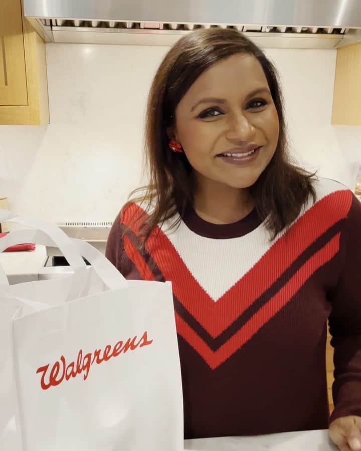ミンディ・カリングのインスタグラム：「Fun fact: I’m a bit of a hypochondriac (and clearly sometimes a forgetful chef) 🤷🏾‍♀️ With #myWalgreens, I get real-time health alerts in my neighborhood so I can keep me and my kids healthy. And the best part? I can pickup my order in as little as 30 minutes at @Walgreens! Who wants a brownie? #Ad」