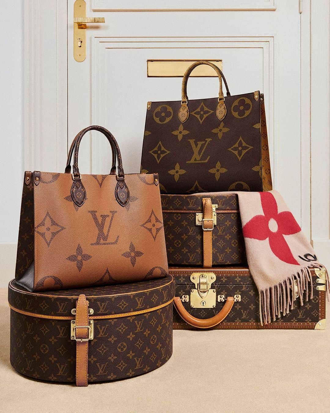 Saks Fifth Avenueのインスタグラム：「Gifts that everyone wants? From timeless #LouisVuitton bags to special-occasion accessories, tick off everybody on your list. Shop Louis Vuitton at a Saks near you.」