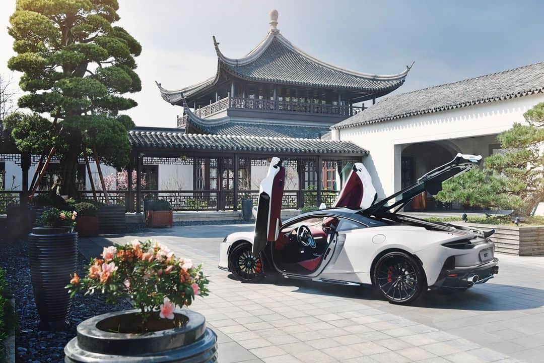 McLaren Automotiveさんのインスタグラム写真 - (McLaren AutomotiveInstagram)「Like many other Chinese cities, Hangzhou has entire neighbourhoods with traditional houses and temples. These quaint, idyllic surroundings complement the GT's refined, elegant presence. #GTAdventures」12月6日 1時58分 - mclarenauto