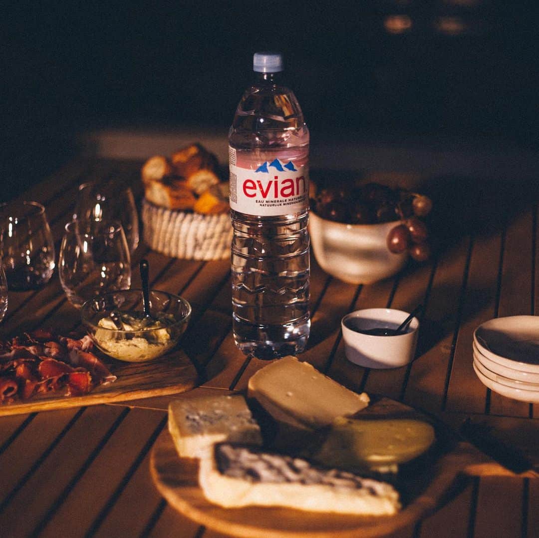 evianのインスタグラム：「Three December things you’ve been waiting for. Go! ⬇️  Here are ours: 💧Snuggling with loved ones 💧Staying cozy under the covers​ 💧The indulgence (did somebody say fondue?)  And the crisp, pure taste of evian water to get along, of course. ✨  #evian #evianwater #stayhydrated #positivedrops #eviantable」