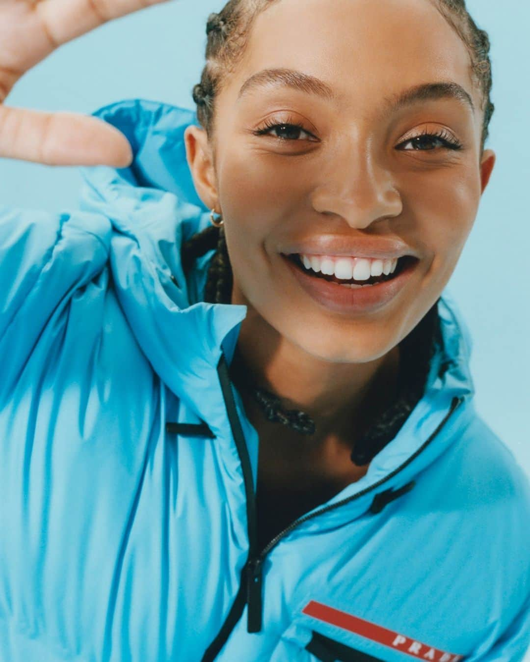 プラダさんのインスタグラム写真 - (プラダInstagram)「@yarashahidi wears a #PradaLineaRossa puffer made from #recycled yarns and padded with thermo-regulating graphene.  Discover more via link in bio. Photography @renellaice Creative direction @ferdinandoverderi #Prada #YaraShahidi」12月6日 2時00分 - prada