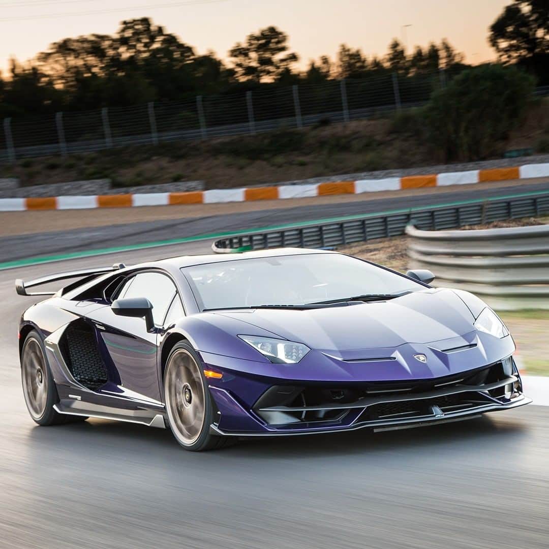 ランボルギーニのインスタグラム：「Aventador SVJ is so incredible that sometimes we can’t find the words to describe it. And you? Want to try?   #Lamborghini #AventadorSVJ」