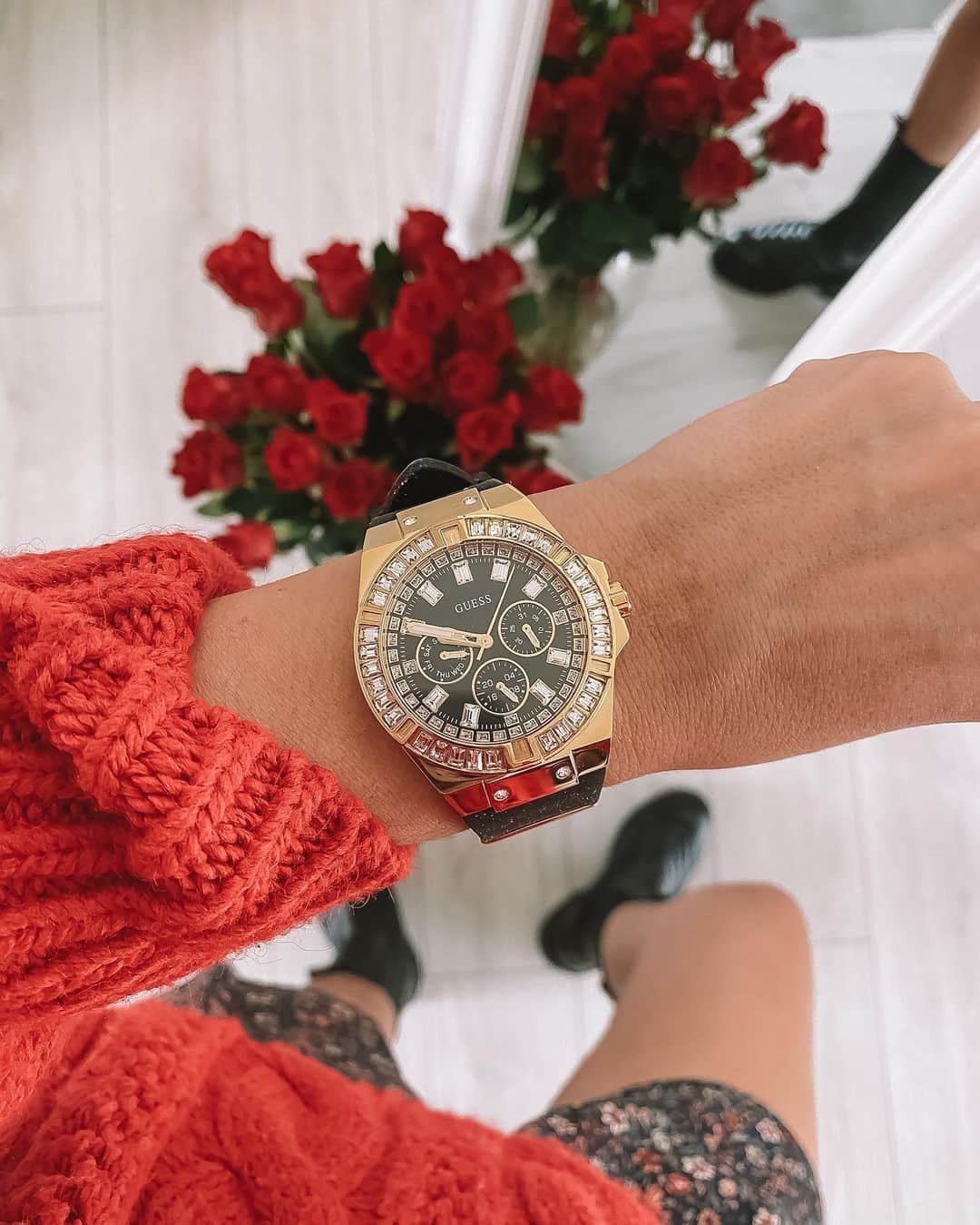 ゲスのインスタグラム：「the most wonderful time of the year ⌚️❤️ #GUESSWatches (📸: @staviarzove)」