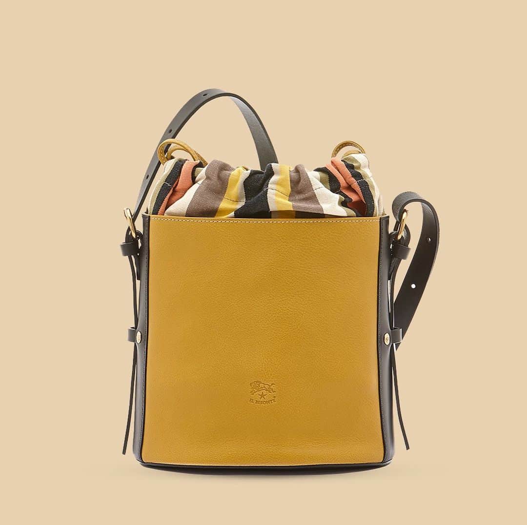 イルビゾンテのインスタグラム：「All the seasonal colors of the FW20 collection in one fabric! Discover the new bespoke striped canvas that summarizes the new color palette and you'll be amazed to see how beautifully it goes with vegetable tanned cowhide leather. #ilbisonte #leatherbag #sustainability #shoulderbag」