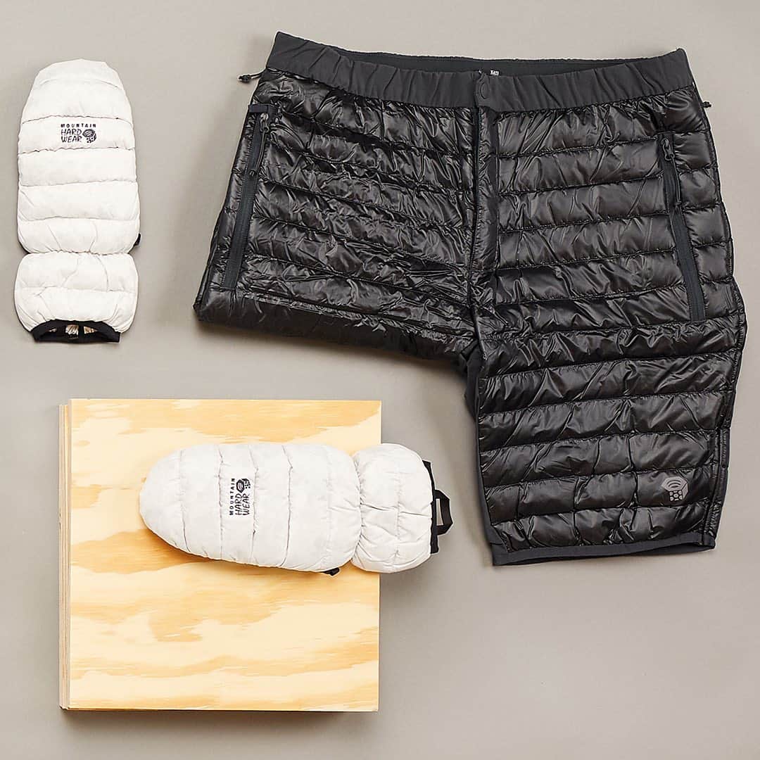 マウンテンハードウェアのインスタグラム：「Why puffy shorts, you ask?? With the same level of insulation in a shorter hem, you get the same amount of warmth on your lower body while layering more effectively with ski or snowboard boots. They have full side-zips to make it easy to remove without having to unbuckle, and they pack even smaller into its own pocket after you take them off. If you’re a ski-mountaineer, backcountry enthusiast, or just an après trend-setter, you know... (Check out the Ghost Whisperer Short and other unique gifts in our Gift Guide - link in bio.)」
