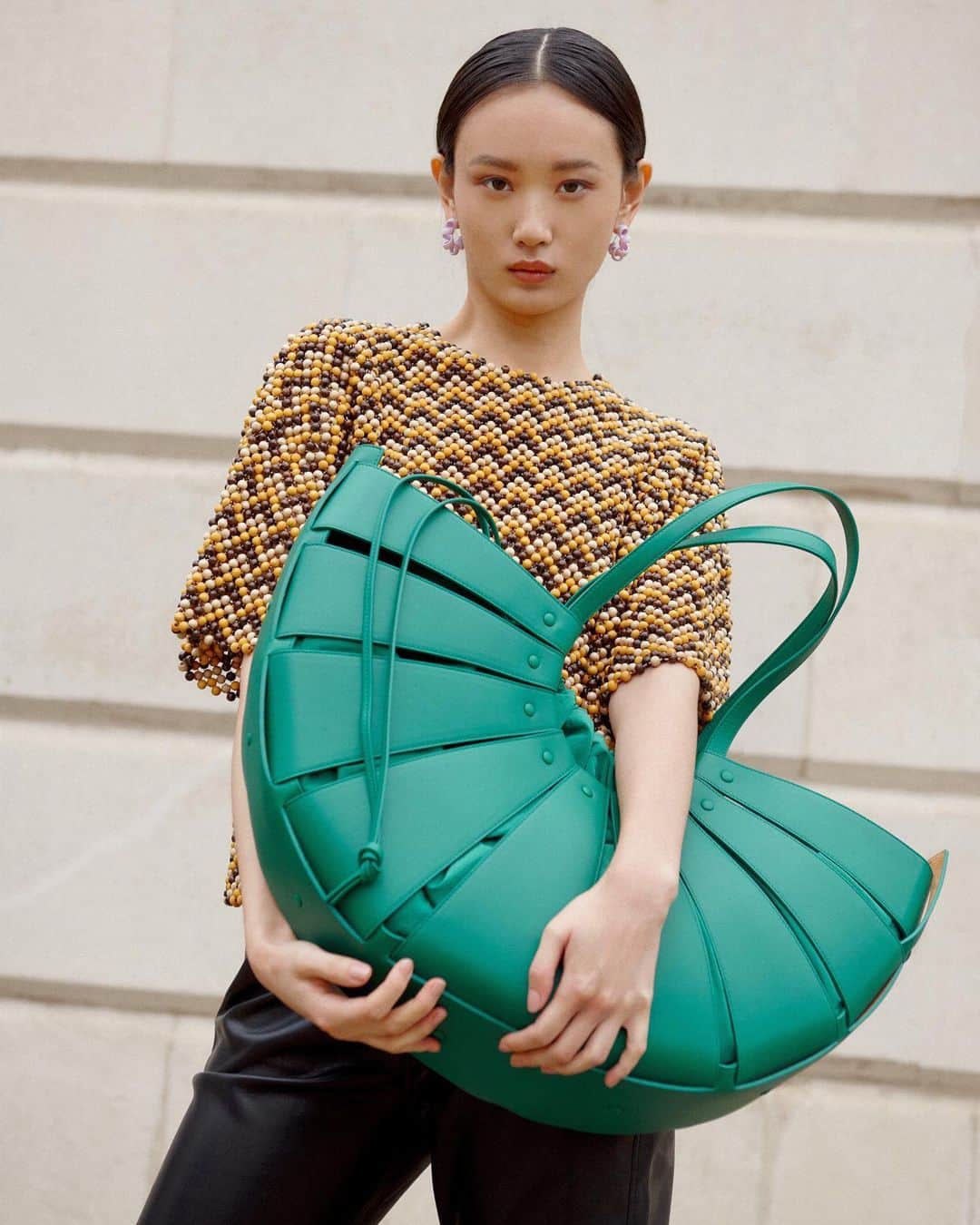 Harrodsのインスタグラム：「Heading to our Knightsbridge store? Make the new @BottegaVeneta boutique your first port of call. Home to the latest accessories collections care of the inimitable Daniel Lee, the Luxury Accessories destination is the epitome of chic.  Find it now on the Ground Floor.  #Harrods #HarrodsFashion #HarrodsAccessories #BottegaVeneta  You can also shop Bottega Veneta remotely through our Personal Shopping service and online at harrods.com.」
