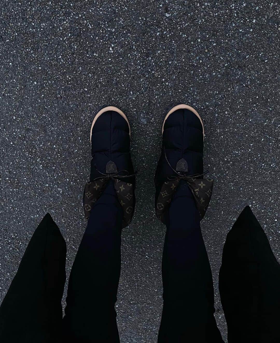 ペニーレ・タイスベックのインスタグラム：「Yesterday’s party feet...comfy , comfier, comfiest🖤」