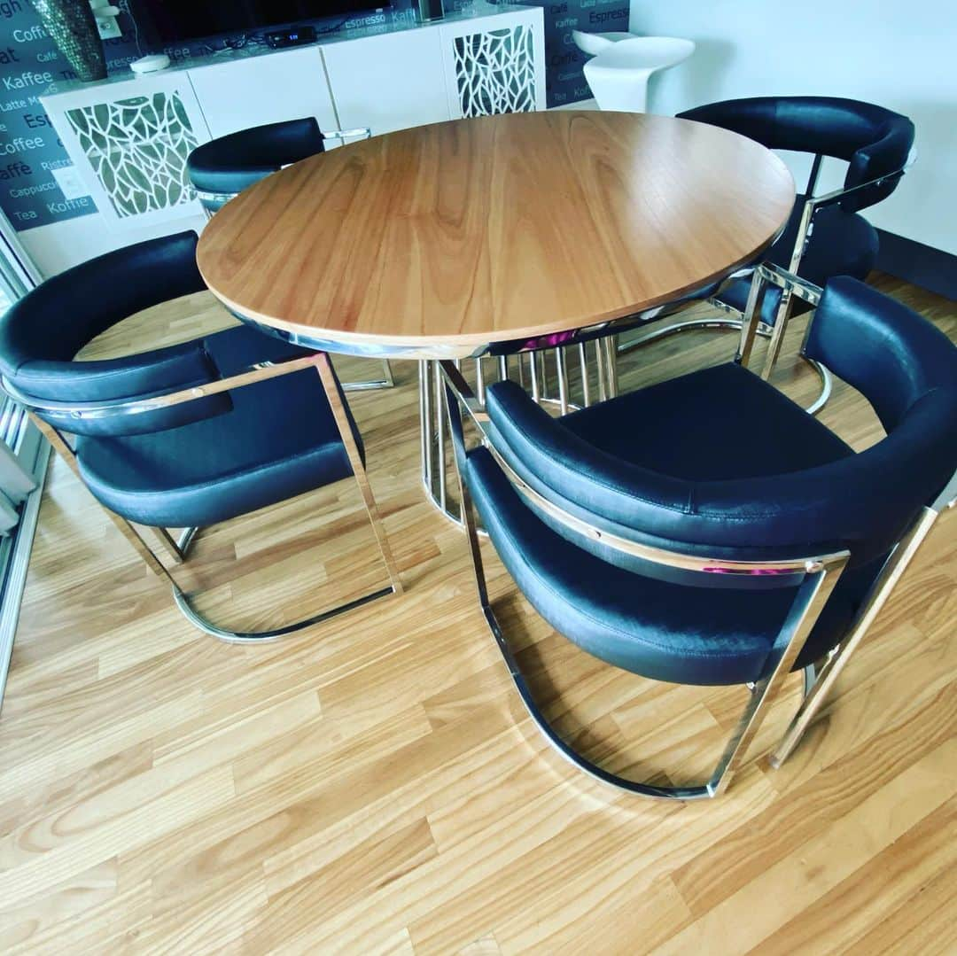 レナータ・ファンさんのインスタグラム写真 - (レナータ・ファンInstagram)「Olá! Apresento a todos o conjunto de mesa e quatro cadeiras idealizado pela @lojamovecadecor Nunca tinha comprado móveis on-line e acertei em cheio! Modernos, qualidade acima da média, escolhi o tecido das cadeiras e os acabamentos e eles foram atenciosos da escolha até a entrega! Recebi no prazo estipulado e estou encantada com os produtos! Perfeitos! Por isso, compartilho com vcs a página deles para que conheçam os diferentes modelos de móveis! Aprovo e recomento! Ah! Vc pode entrar no site e conferir a variedade do catálogo de opções! www.moveca.com.br Obrigada, Moveca! 😍  #moveca  #decorecomoveca #moveisdamoveca  #qualidademoveca #vitrinemovecadecor #movecamoveisedecoração  #galeriadeclientesmoveca」12月6日 2時08分 - renatafan