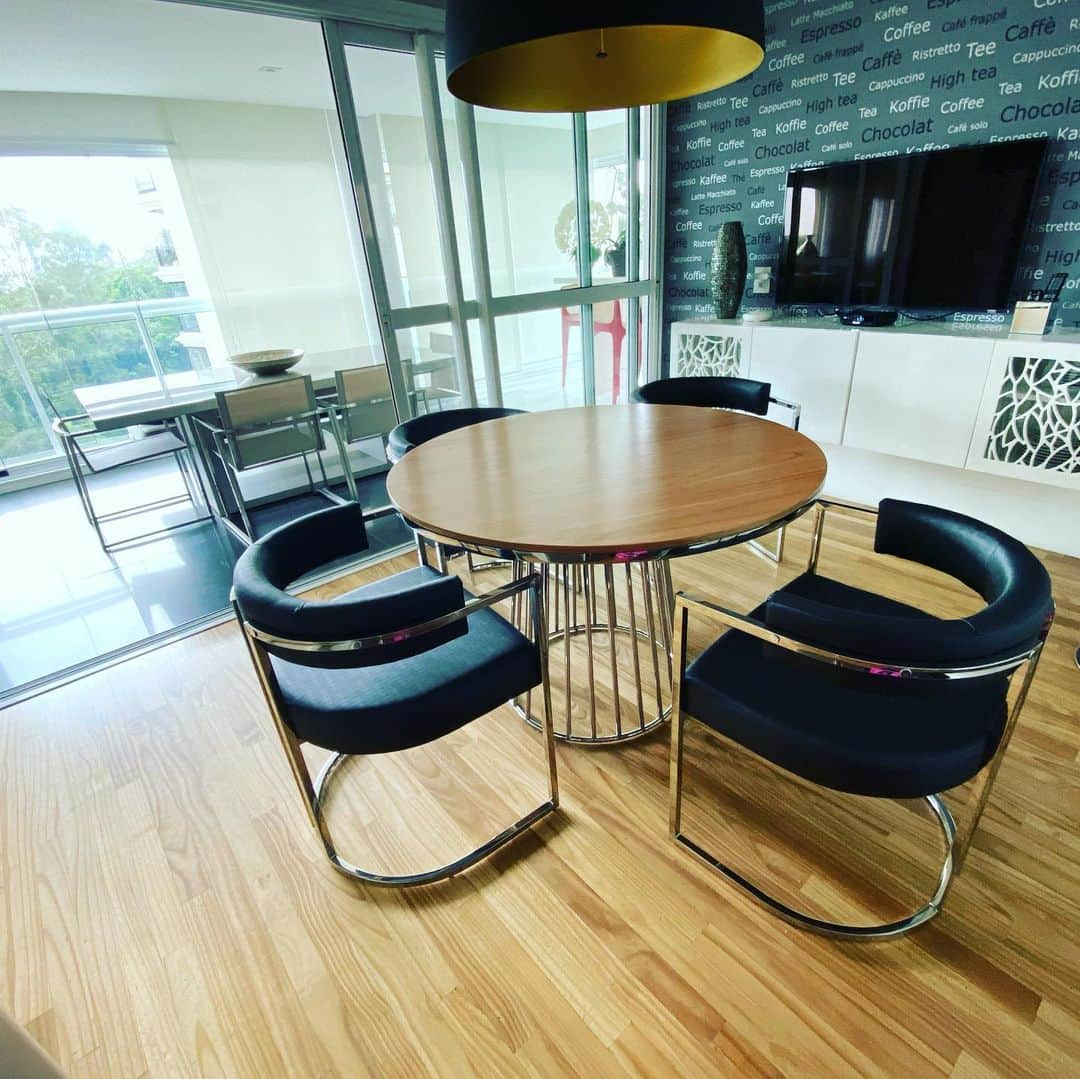 レナータ・ファンさんのインスタグラム写真 - (レナータ・ファンInstagram)「Olá! Apresento a todos o conjunto de mesa e quatro cadeiras idealizado pela @lojamovecadecor Nunca tinha comprado móveis on-line e acertei em cheio! Modernos, qualidade acima da média, escolhi o tecido das cadeiras e os acabamentos e eles foram atenciosos da escolha até a entrega! Recebi no prazo estipulado e estou encantada com os produtos! Perfeitos! Por isso, compartilho com vcs a página deles para que conheçam os diferentes modelos de móveis! Aprovo e recomento! Ah! Vc pode entrar no site e conferir a variedade do catálogo de opções! www.moveca.com.br Obrigada, Moveca! 😍  #moveca  #decorecomoveca #moveisdamoveca  #qualidademoveca #vitrinemovecadecor #movecamoveisedecoração  #galeriadeclientesmoveca」12月6日 2時08分 - renatafan