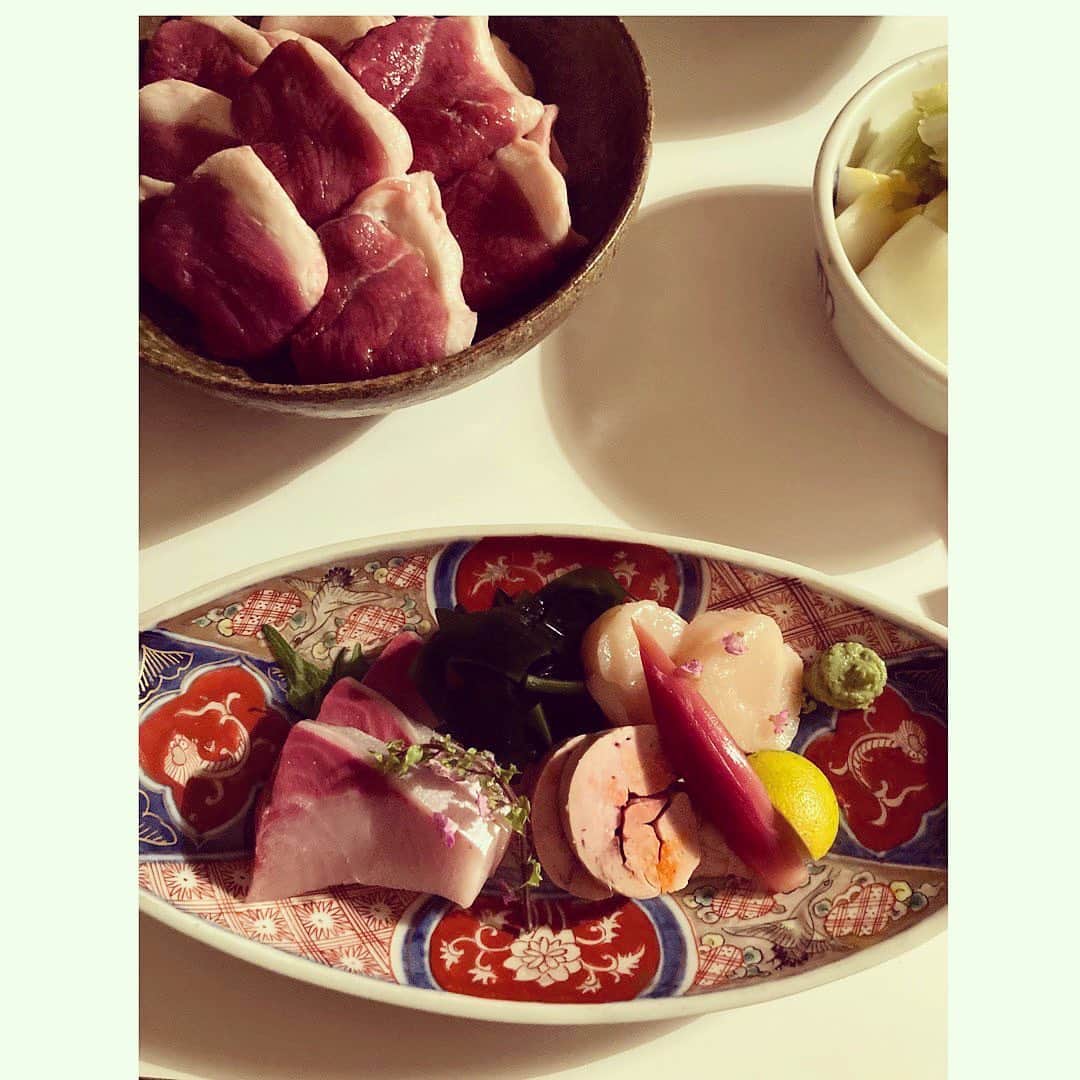 journaleatripのインスタグラム：「duck pot  食卓の上に並べられたごはん。 静かに流れるゆく時間。 その人らしさが最初から最後まで 心地よく、気持ちよく 大袈裟でもなく かといってこう口にだしたら適切かわからないけど"最後の晩餐"かもとおもうような満たされた気持ちにもなる。 そんな食卓を作る麻生さんの著書は 人生の話と料理について。 その本の表紙となったのはお弁当。 私は時々ほんとにお腹が空いてくるから写真のお弁当に蓋をしたくなる。 そのお弁当を 少し販売させて頂きます。 そして本の中でお好きなお店として eatrip soilをご紹介頂きました。 心から嬉しかったです。  p.s 鴨鍋頂いてしまいました！  .......  12月6日 13時より 20個麻生さんの弁当 @eatripsoil でおうりいたします。  #鴨鍋の日#締めは焼き餅と葱と蕎麦 #jwavesarayaenjoynaturalstyle」