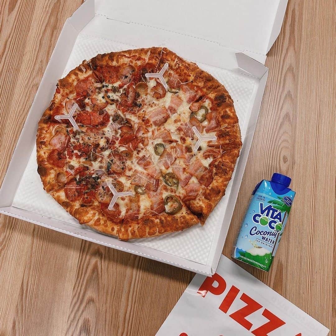 Vita Coco Coconut Waterのインスタグラム：「Like for pineapple on pizza. Comment for no pineapple.  But also please like this if you love coconut water and will eat any pizza because pizza is delicious and you can always just pick the pineapple off.」