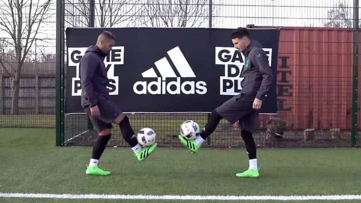 F2Freestylersのインスタグラム：「Synchronisation game on point! 🤝 Tag your partner in football 👇」