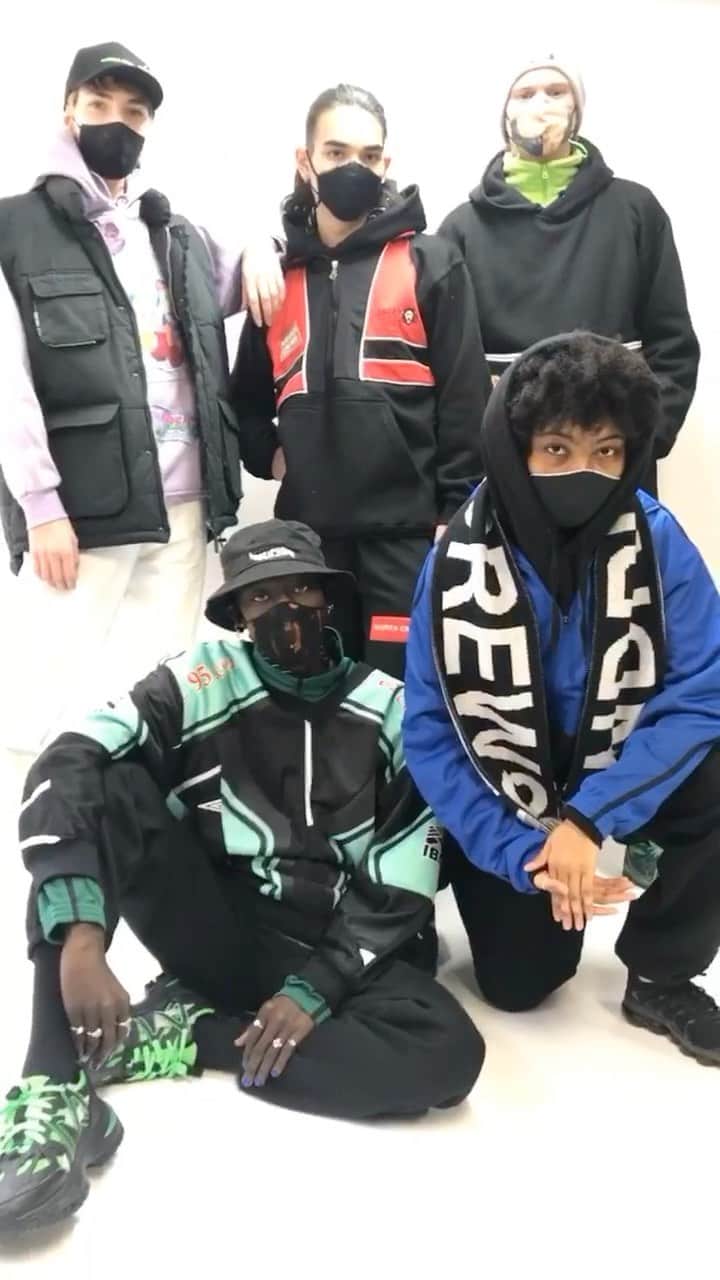 アンドレアクルーズのインスタグラム：「NEW DROP OUT NOW !!!   This collection resumes the streetwear/sportswear aesthetic dear to Andrea Crews. Through upcycled pieces, we find a proposition with ample and comfortable cuts.  Hoodies mix & match, denim patchworks or technical materials compose this audacious collection.  #andreacrews #iamandreacrews #upcyclingfashion #hoodiestyle #joggingstyle #upcyclingclothes #upcycleyourself」