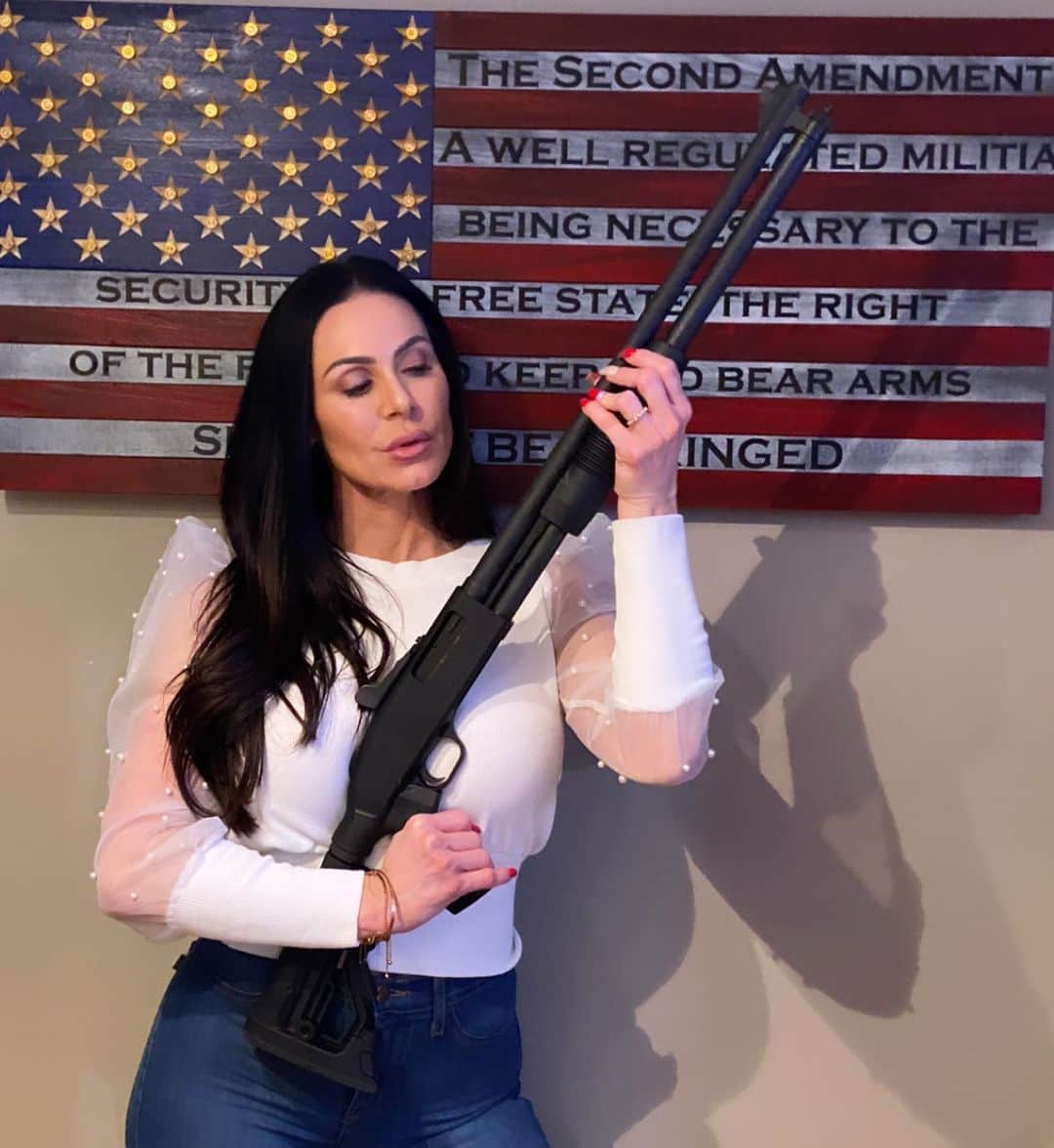Kendra Lustさんのインスタグラム写真 - (Kendra LustInstagram)「#merica 🇺🇸 #gunsandgirls #comeandtakeit get the best custom signs at @customcaliberflags  #saturdayvibes find out who’s the beast on @beautyandthebeastpodcasts every week.」12月6日 2時27分 - kendralust