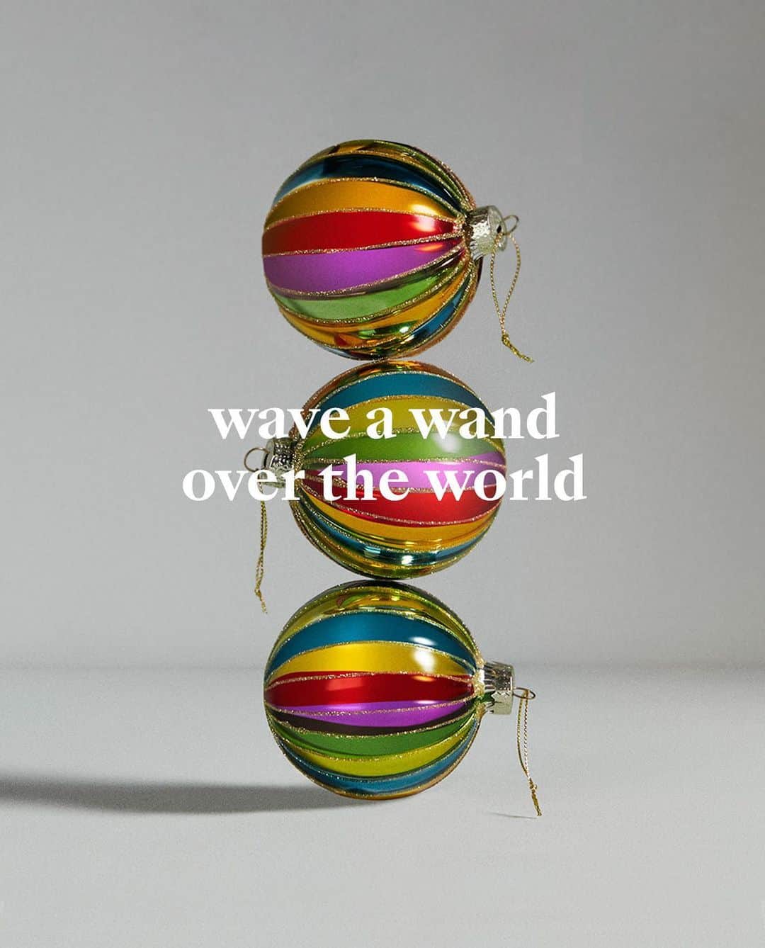 サルヴァトーレ・フェラガモのインスタグラム：「With the most magical time of the year nearly upon us, explore the enchanting world of Salvatore Ferragamo gifts. Find the perfect pick for a special someone from a dazzling array of handpicked festive favourites through the Link in Bio. #FerragamoHoliday #UnwrappingJoy」