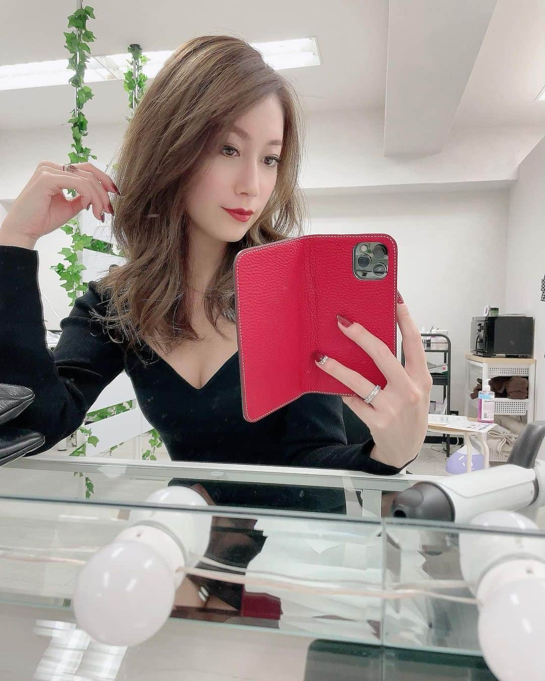 齋藤菜月さんのインスタグラム写真 - (齋藤菜月Instagram)「飲みまくってもむくまないのは完全にハイフのおかげ🥺 @petit_roppongi  いつもありがとお💕 最近噛み締めが激しくてエラ張ってる気がする、、 美容鍼とか行こうかな🥺 後マスクしてたら鼻の上の方が赤くなった😂 色々大変だ🥲 あまり気にしない方ですが、、笑笑　 美容には興味がなくて でも周りに詳しい人たちが多いおかげで教えてもらえるので助かります、、  寒くなってきて 疲れも溜まりやすいですが あったかくしてくださいね🐈  バーサイトウ、西麻布N、ぴんぽんの予約も受け付けております❣️ よろしくお願いします💕 #ハイフ#六本木#美容 #12月#年末#飲もう#🥂」12月6日 2時35分 - irisnacchi