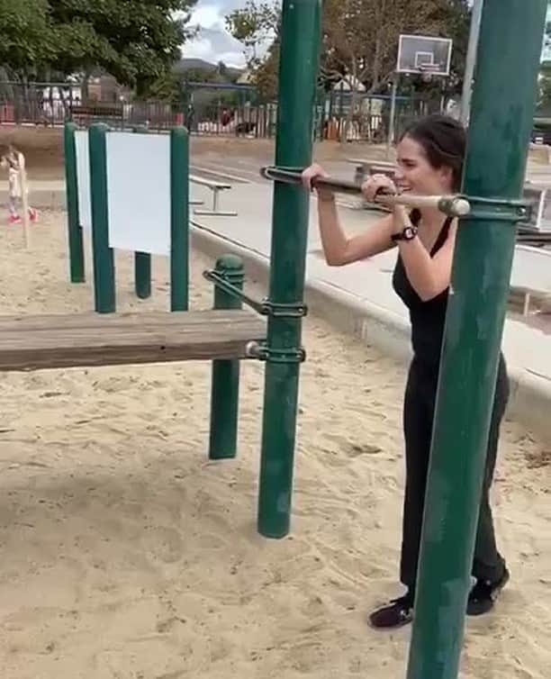 カーラ・ソウザのインスタグラム：「Still got it! 😂」