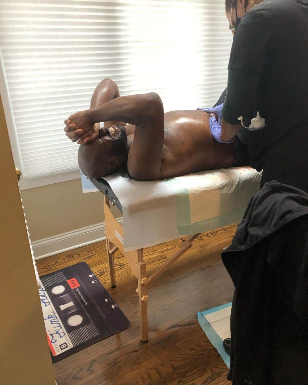 ファンクマスター・フレックスのインスタグラム：「IM STILL SWOLLEN! 2 PHOTOS! @drtonyperkins sent over my 1st of many Lymphatic drainage massages! Geminique thanks again! TODAY IM IN PAIN! @elitebodysculpture 🎥 Maria took flick! (I’m about to blow you up Maria) I will share flicks/video of my journey! WHO ELSE HAS EVER DONE BODY SCULPTURE? (LYPO) 😂😂😂😂😂😂😂」