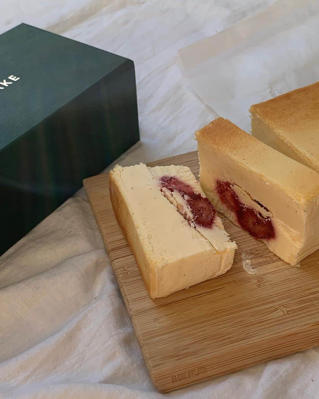 Fashion Headlineのインスタグラム：「12/6、12/13限定! Mr. CHEESECAKEからクリスマス限定フレーバーの「ライチ ミルク ストロベリー」チーズケーキが発売🍓🥣  ホリデー気分高まる今日この頃。毎回発売すれば完売の大人気、Mr. CHEESECAKEからクリスマス限定フレーバーがお目見え。ミスチファンは勿論、この時季ならではの味覚を楽しみたい! 冬スウィーツが食べたい! という人も必見ですよ。  クリスマス気分盛り上がるパッケージも素敵🎄🎅  実は今回も有り難く試食させていただいたのですが、「ライチ ミルク ストロベリー」チーズケーキも納得の一品として推させていただきます!  とっても濃厚でこっくりとしたチーズケーキに絶妙にマッチしたライチとイチゴミルクのフレーバーは、一口目でレギュラー化希望! と思ってしまったほど。  写真の通り、大胆に入ったイチゴの果肉も味わいと食感のアクセントになっていて最高でした。  (本チーズケーキは冷凍で届くのですが)ミスチ一押しの「ライチ ミルク ストロベリー」チーズケーキの解凍具合は半解凍とのこと。  試しにまだ半解凍に満たない解凍具合で食べてみたところ、チーズケーキのアイスクリームといった感じで、これはこれで美味しい…🍨  おすすめの半解凍で堪能した後は、ご自身のお気に入りの解凍具合でも食べてみて欲しいなと思いました。  ぜひ、今回の限定フレーバーもお見逃しなく!  詳細は、 @mr.cheesecake.tokyo からチェック👀✨」