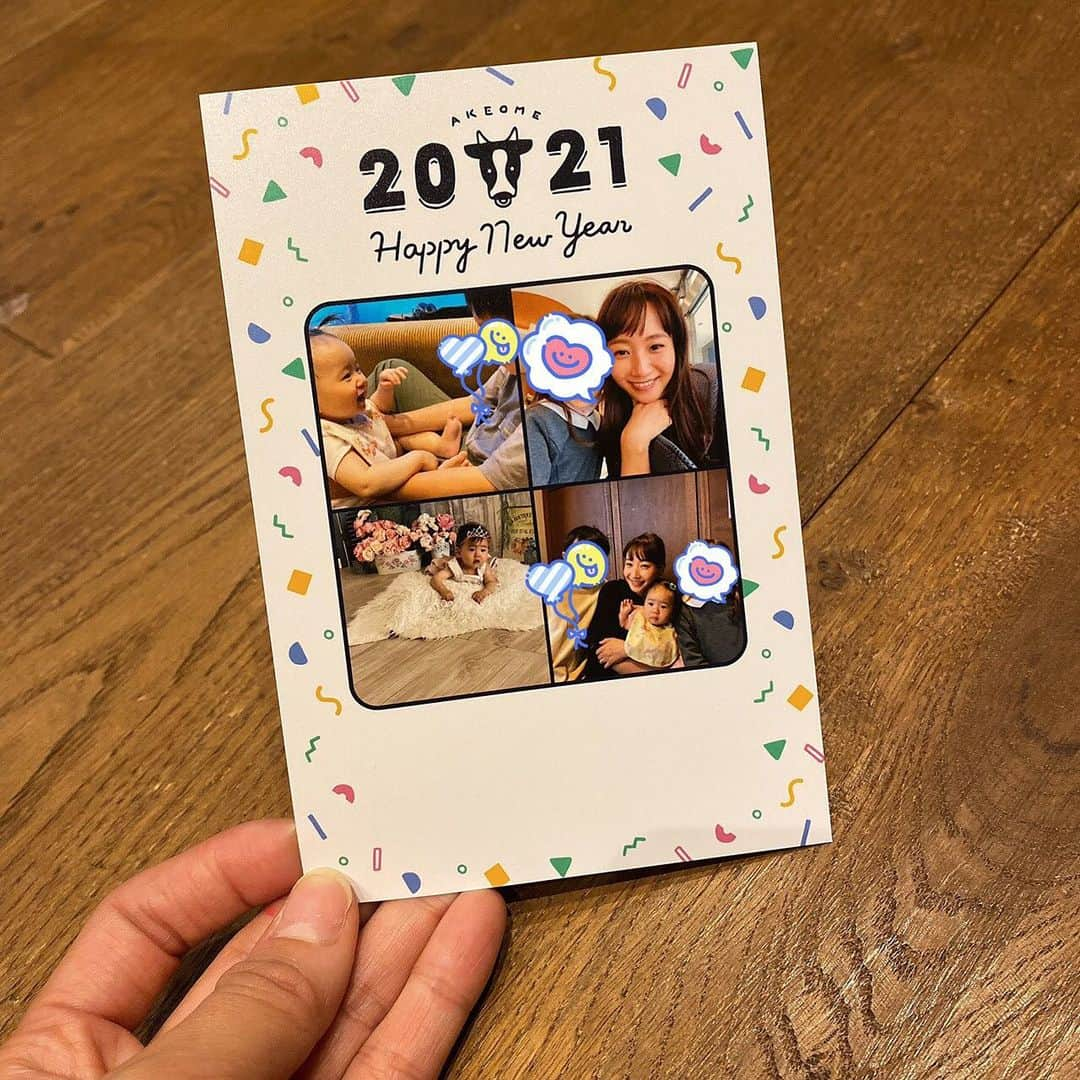 藤本美貴さんのインスタグラム写真 - (藤本美貴Instagram)「2021年の年賀状は「みてね年賀状」のアプリで作成！ 写真アプリ「みてね」と連携するとアルバムから年賀状が便利に作ることができます♡ もちろん連携してなくてもカメラロールの写真からも作成OK！   去年はコンビニプリントで作成をしていたけど、 「みてね年賀状」はスマートフォンから写真を選ぶだけで自動でレイアウトを選んでくれるので簡単に作成できました。 早ければ次に日には出荷されるから、12月の年末ぎりぎりになっても安心！   厚みもしっかりでリッチな仕上がりで大満足！   こちらのクーポンコードを入れると10%オフになります☻ クーポンポード FJM2021 さらに、12/6(日)まではみてね年賀状8%OFFキャンペーンが開催されているので、クーポンと合わせて18%OFF！とってもお得に注文できます♡   詳しくはみてね @mitene_officialのプロフィールURLからみてね♪ #みてね年賀状 #みてね #みてねアプリ #年賀状 #pr」12月6日 2時48分 - mikittyfujimoto