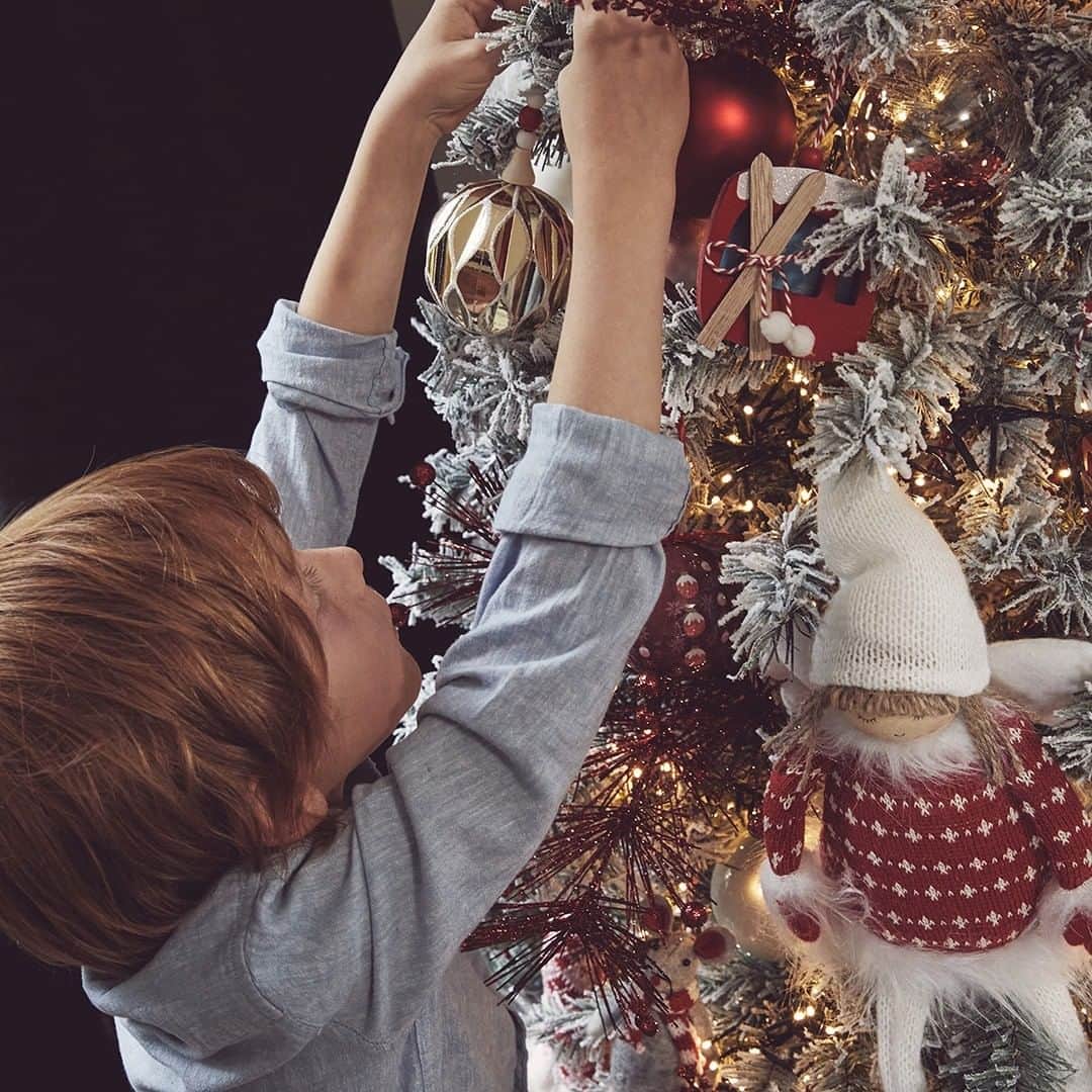 auchan_franceのインスタグラム：「Programme du weekend : décoration du sapin de Noël avec les enfants ! 🎄🔔  #Christmas #Noel #Decoration」