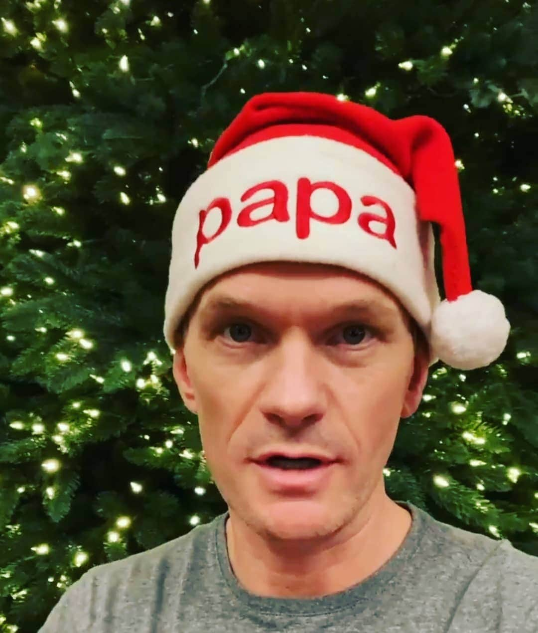 ニール・パトリック・ハリスのインスタグラム：「Happy Saturday! Have an awesome weekend! ❤ #neilpatrickharris #nph #tagsforlikes #actor #lovehim #handsome #myedit #papa #christmas #hat #awesome #legendary @nph 😊」