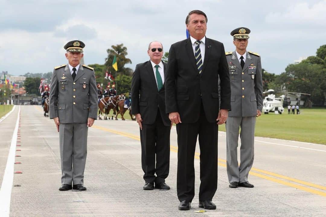 ジルマ・ルセフのインスタグラム：「O Presidente Jair Bolsonaro participou, na manhã deste sábado (5), da cerimônia de entrega de Espada e Declaração de Aspirantes da Turma “150 anos da Campanha da Tríplice Aliança”, na Academia Militar das Agulhas Negras, em Resende (RJ). Foto: Marcos Corrêa/PR」