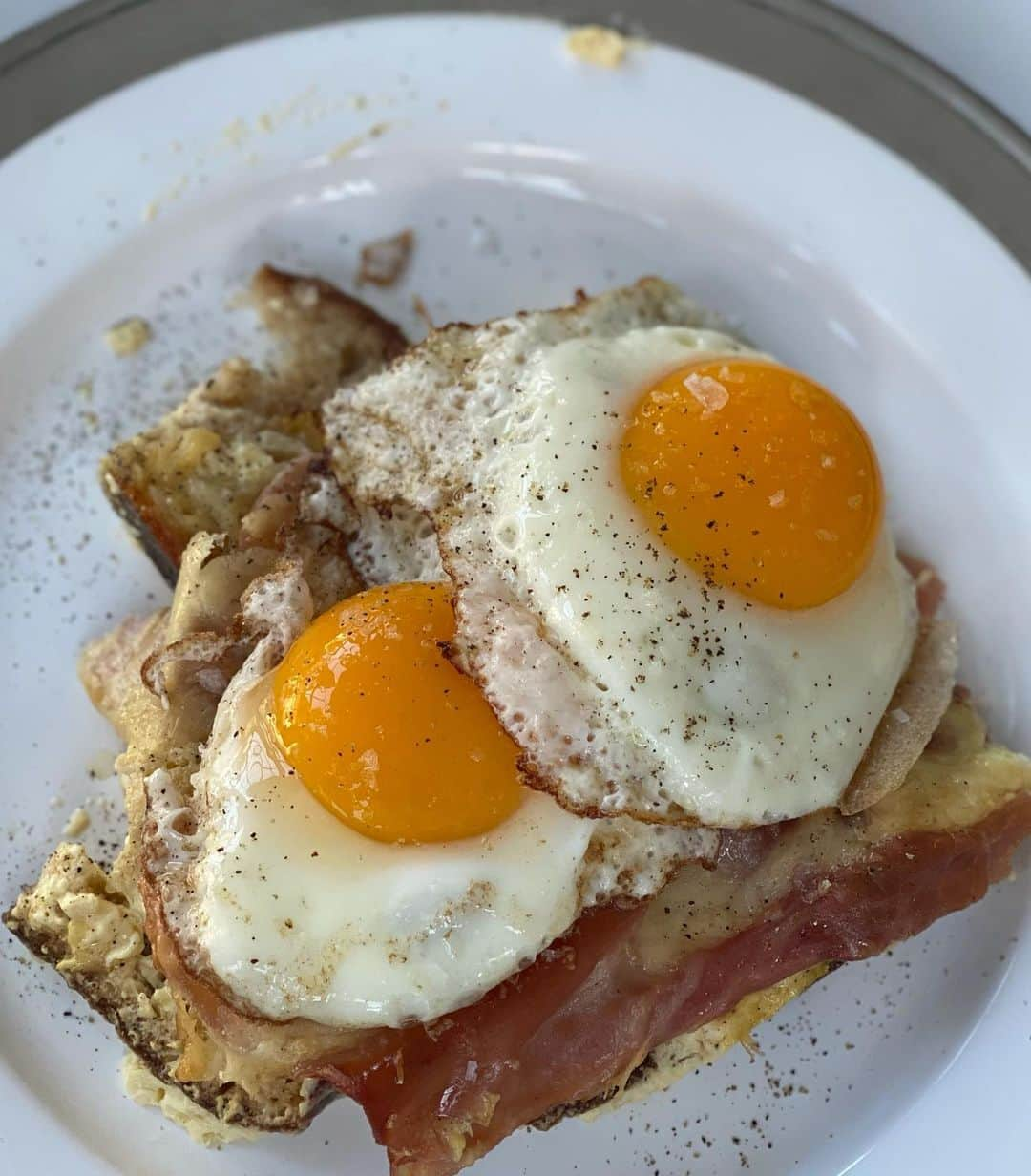 グウィネス・パルトローさんのインスタグラム写真 - (グウィネス・パルトローInstagram)「Today’s quarantine “boyfriend breakfast”, Croque-Monsieur breakfast casserole from @nytcooking . @edibleliving is my new crush」12月6日 2時54分 - gwynethpaltrow