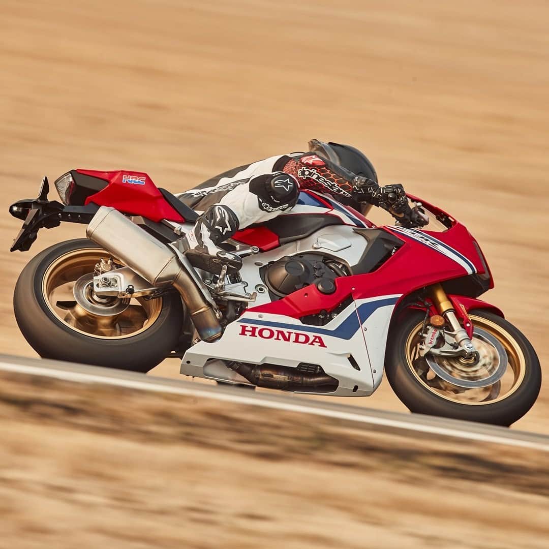 Honda Powersports USさんのインスタグラム写真 - (Honda Powersports USInstagram)「CBR1000RR - On the track, they command your full attention. On the street, they give you a ride like nothing else with a license plate. #cbr1000rr #betteronahonda . . PREPPED FOR TRACK USE. SHOWN ON CLOSED COURSE.」12月6日 3時00分 - honda_powersports_us