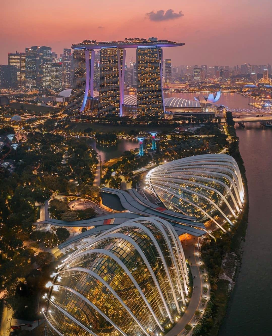 Earth Picsさんのインスタグラム写真 - (Earth PicsInstagram)「The beauty of Singapore’s city lights 🇸🇬✨ Is Singapore on your bucket list? 📷 @bennytgh」12月6日 3時00分 - earthpix