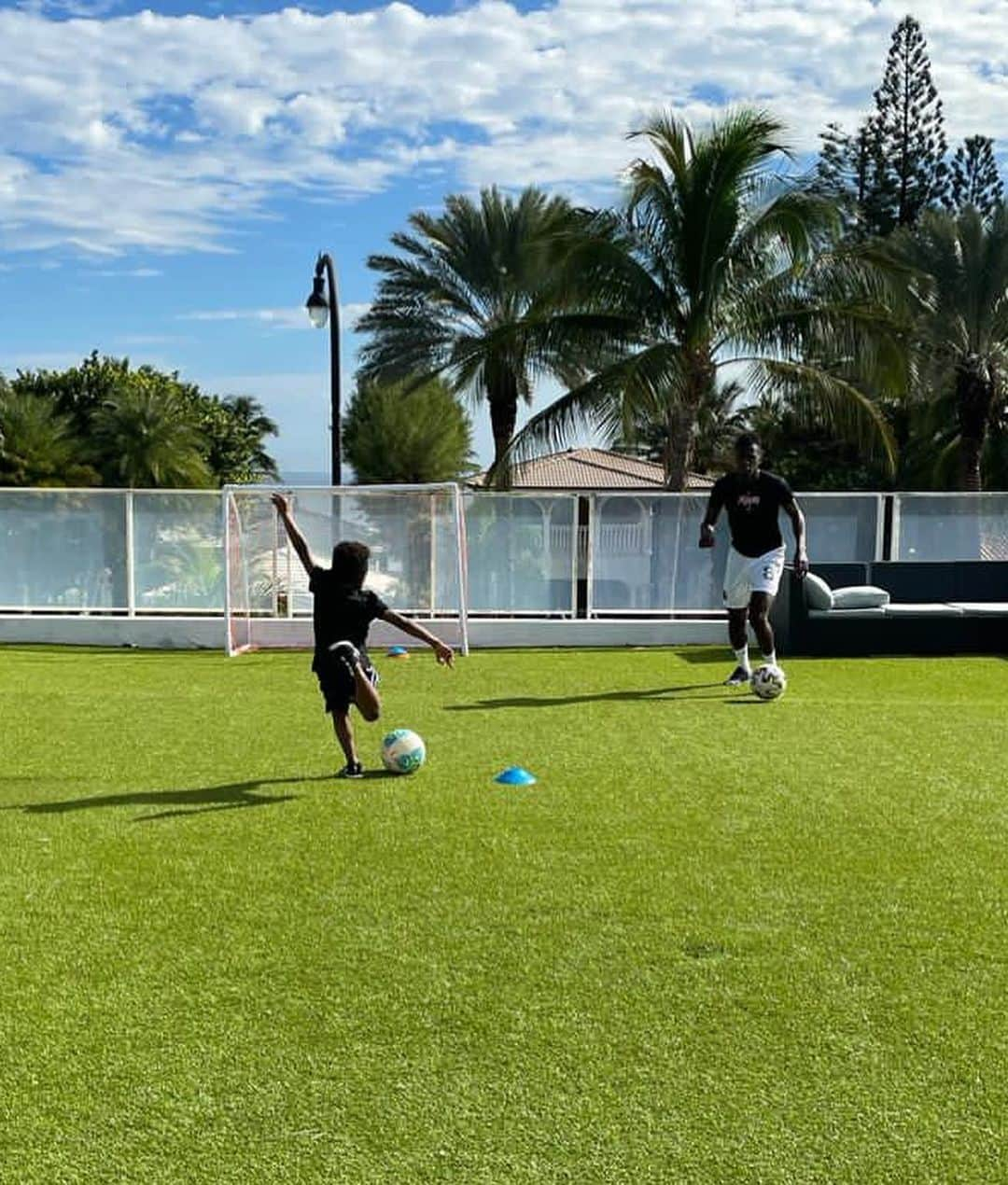 ブレーズ・マテュイディさんのインスタグラム写真 - (ブレーズ・マテュイディInstagram)「With my favorite training mate 💪🏾⚽️ #GiveItAll」12月6日 3時04分 - blaisematuidiofficiel