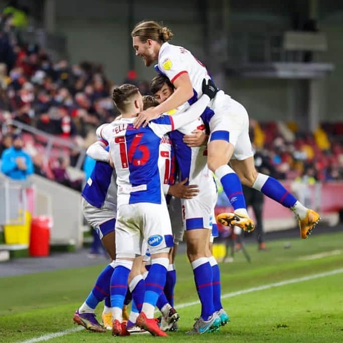 サム・ギャラガーのインスタグラム：「Room for a little one? 🤣 Great team spirit and resilience from the lads today! Well earned point! Wishing @scottwharton5 all the best also💪🏼🔵⚪️ @rovers」