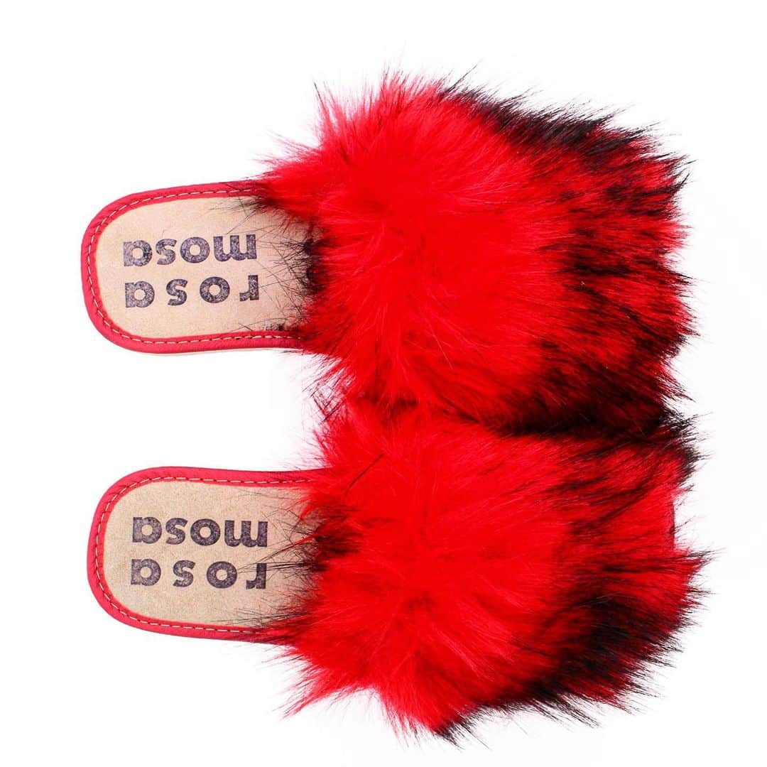 ロサモサさんのインスタグラム写真 - (ロサモサInstagram)「care and dare + #shoesoftheday #redshoes #fauxfur #fauxfurslippers #redandblack #krampus #nikolo #present #giftideas #giftidea #furry #slippers #indoorslippers #rosamosa #vienna #style #fashion #authentic #xmas」12月6日 3時14分 - rosamosavienna