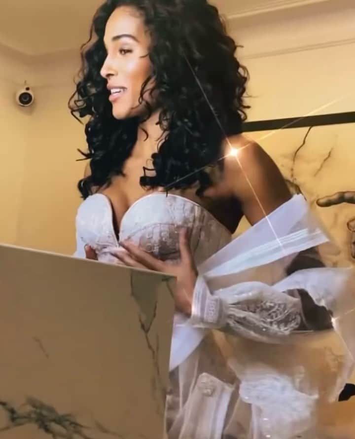 アレクシマビーユのインスタグラム：「Cindy Bruna @cindybruna wearing @alexismabille Haute Couture for Fashion Award 2020 at home @britishfashioncouncil styled by @mickaelcarpin #alexismabille #alexismabillehautecouture #cindybruna #fashionaward2020 #britishfashioncouncil #transparency #corset #sexy #thebody #tulle #lace #sexapeal # vavavoom」