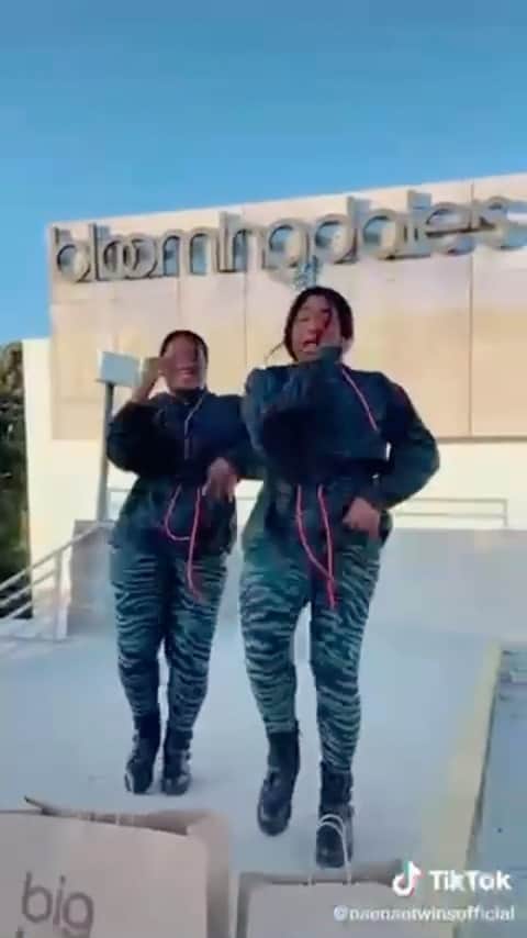Bloomingdale'sのインスタグラム：「They went to Bloomie's! 😜 Nothing makes us happier than the @naenaetwins doing their #BloomiesHappyDance (show us yours on TikTok or your social channel of choice!)」
