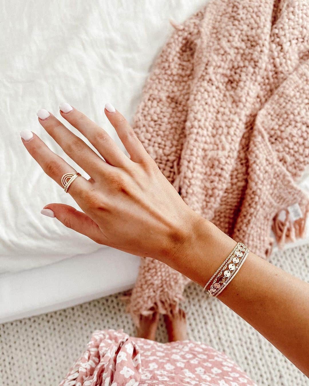 Aspyn Ovard Ferrisさんのインスタグラム写真 - (Aspyn Ovard FerrisInstagram)「My new pack with @puravidabracelets is live on their site!!!! This pack is minimalistic and goes with everything! It includes 3 bracelets, 2 rings, comes in gold, silver, and rose gold so everyone can find a color they love! Swipe up on my stories or the link is in my bio! 💕#AspynOvardxPuraVidaBracelets」12月6日 3時11分 - aspynovard