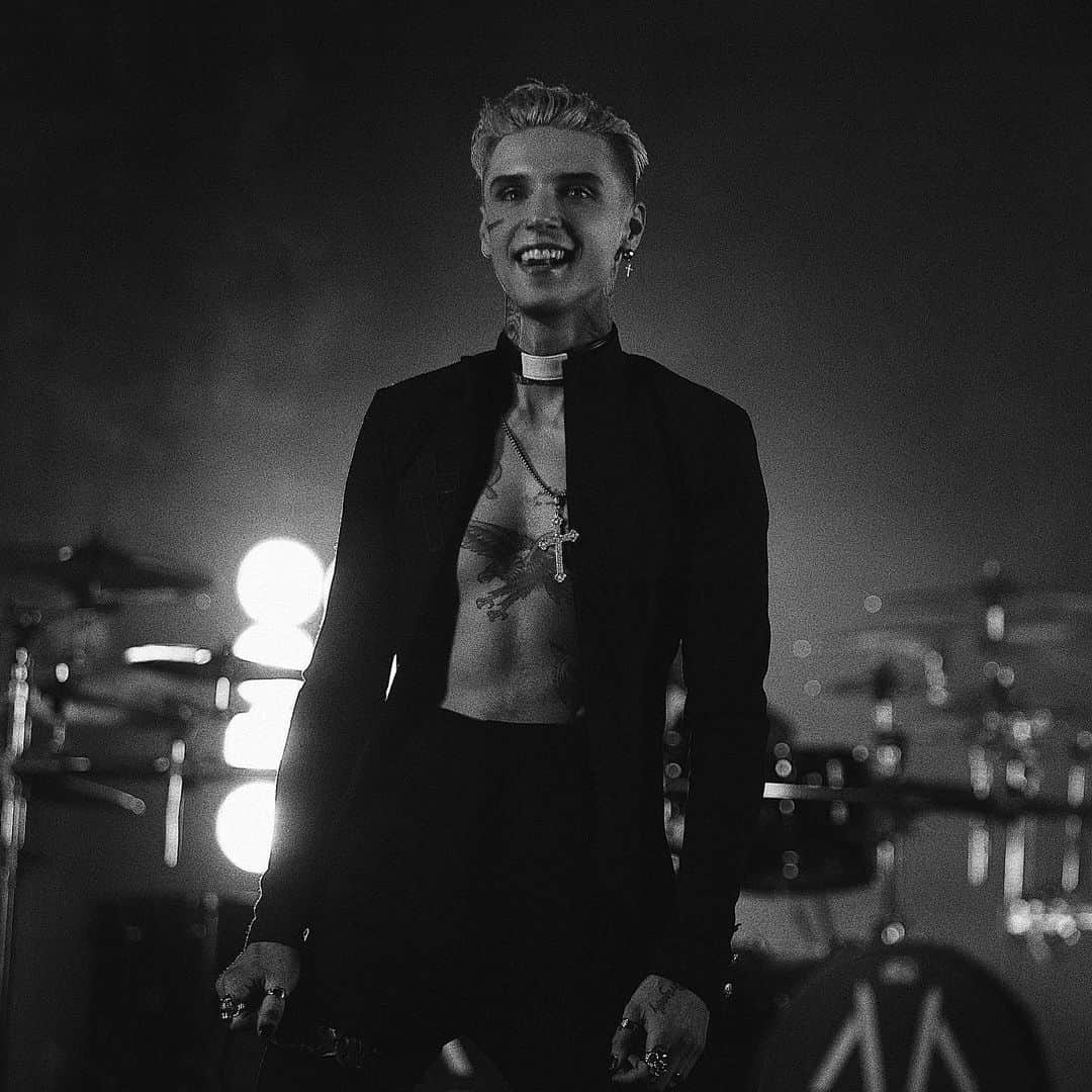 アンディー・ビアーザックのインスタグラム：「Our global concert streaming event “Alive and Burning 2” takes place on Friday December 11th! Information on show times and ticket packages available now at  link in bio. @blackveilbrides #ThePhantomTomorrow 📸 @joshuashultz」