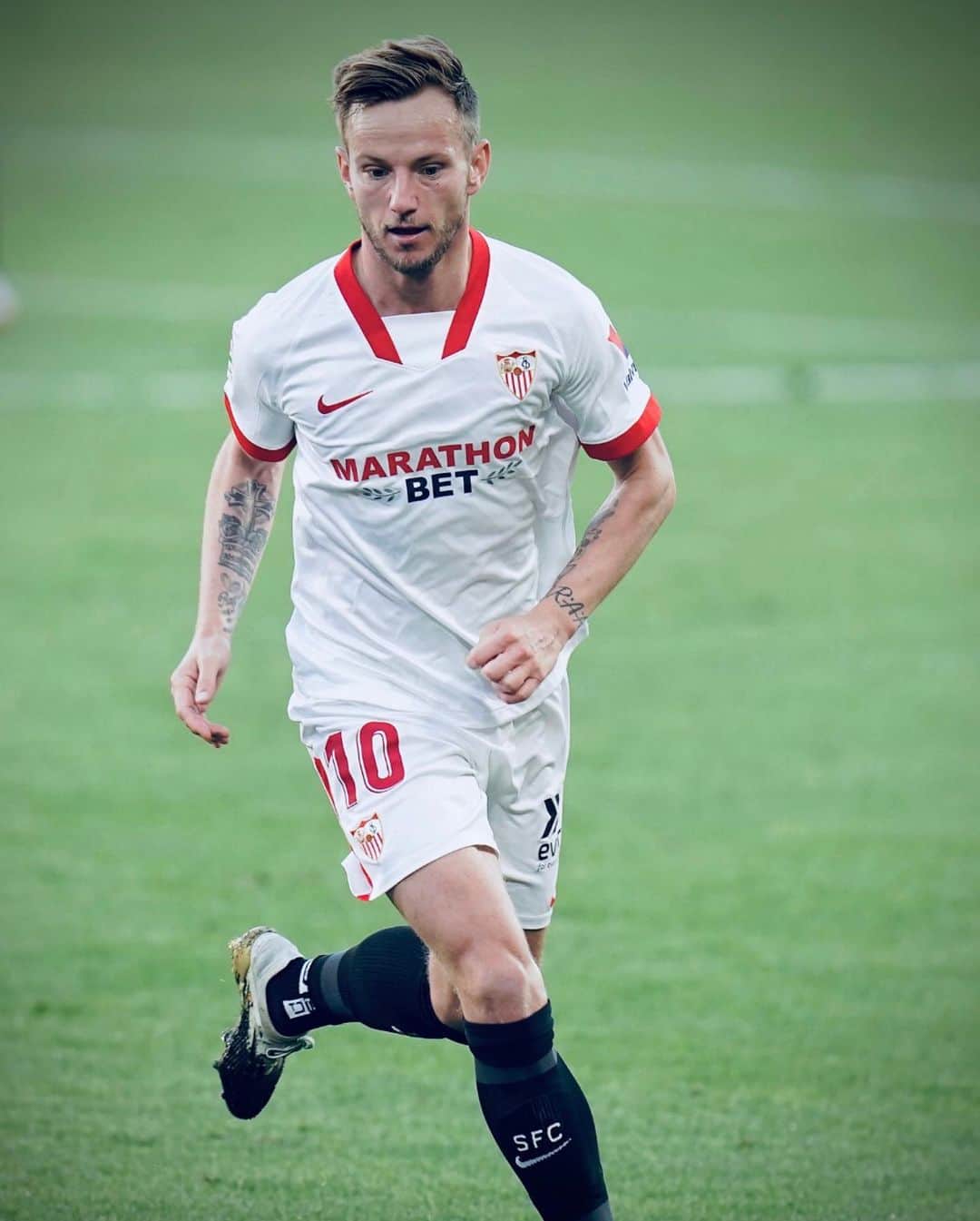 イヴァン・ラキティッチさんのインスタグラム写真 - (イヴァン・ラキティッチInstagram)「💪🏻⚔️#NuncaTeRindas @sevillafc」12月6日 3時13分 - ivanrakitic