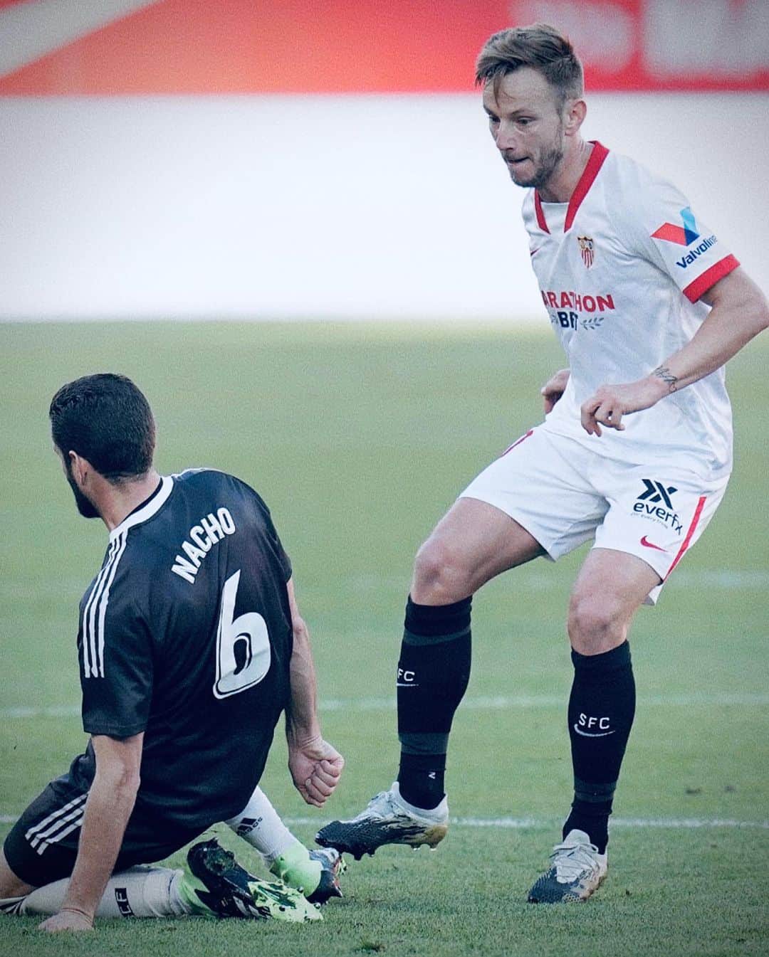 イヴァン・ラキティッチさんのインスタグラム写真 - (イヴァン・ラキティッチInstagram)「💪🏻⚔️#NuncaTeRindas @sevillafc」12月6日 3時13分 - ivanrakitic