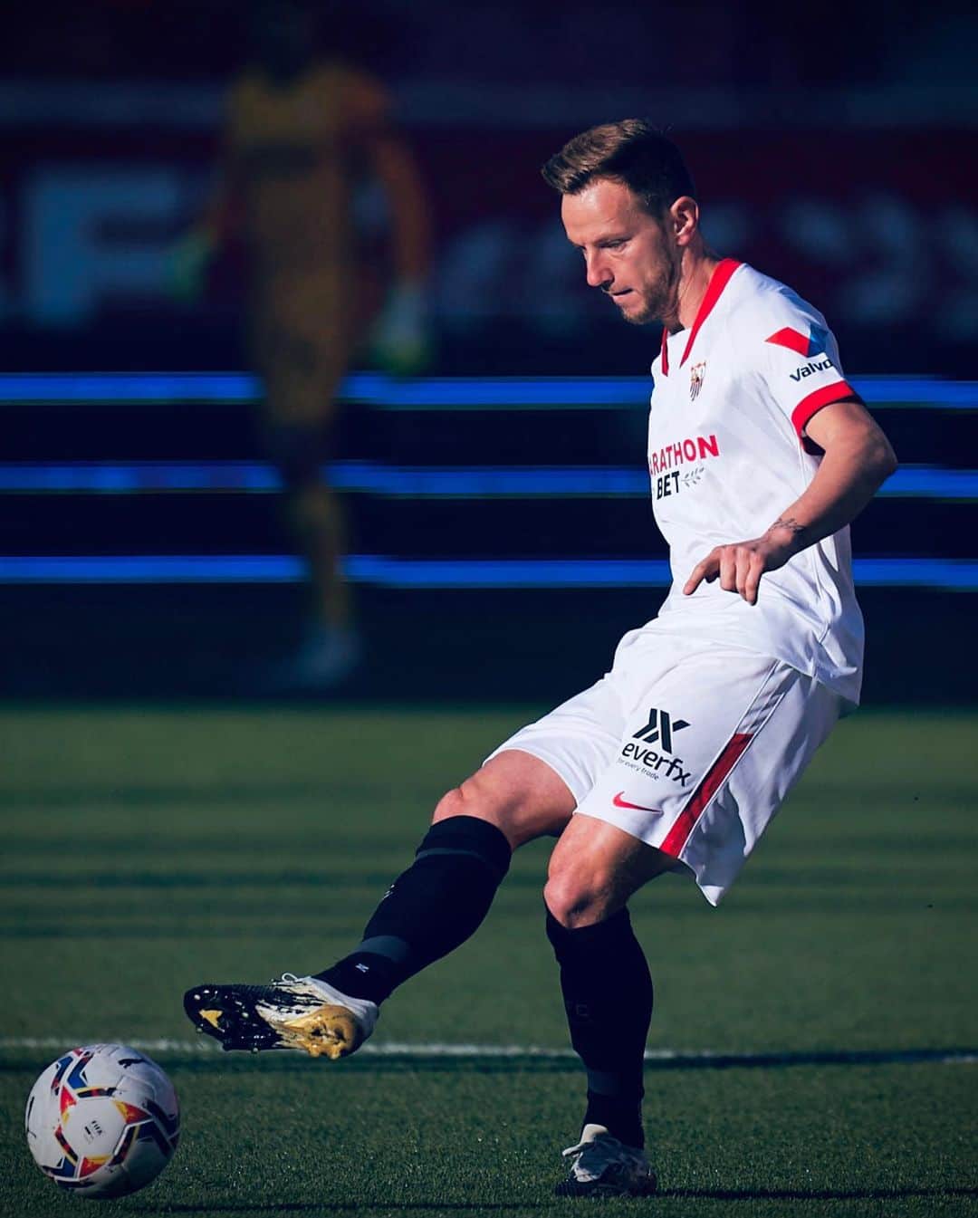 イヴァン・ラキティッチのインスタグラム：「💪🏻⚔️#NuncaTeRindas @sevillafc」