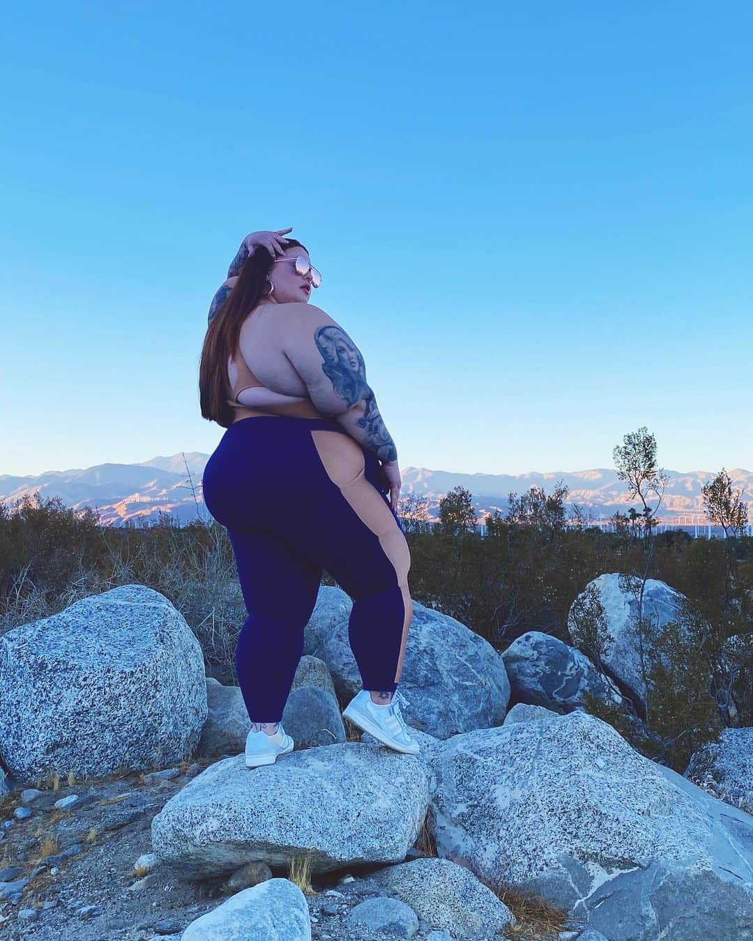 テス・ホリデーのインスタグラム：「Desert body ody ody ody odyyyyyy in my @fabletics 😰🌅🌵 #fableticsambassador Right now you can get ANY 2 bottoms for $24, 50% off the rest of your order, & free shipping when you join VIP! Head to Fabletics.com/TessHolliday or click the link in my bio✨」