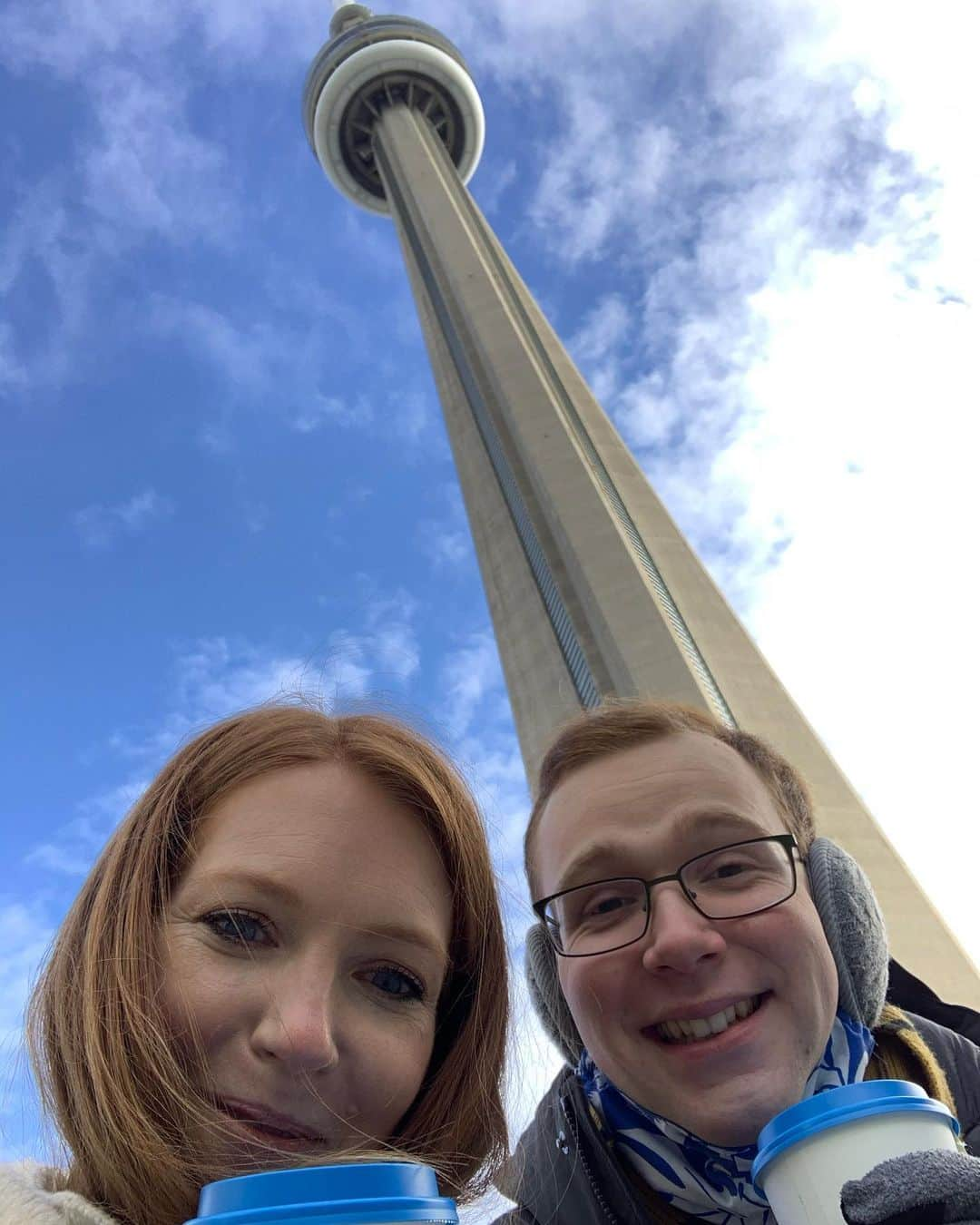 ダービー・スタンチフィールドのインスタグラム：「Yes! @thecobybird is back which means RUFUS is back! Go to his insta story highlights to check out his 14 day quarantine that we documented over walkie-talkie CN Tower check-ins! 🇨🇦 🗝💥 #lockeandkey」