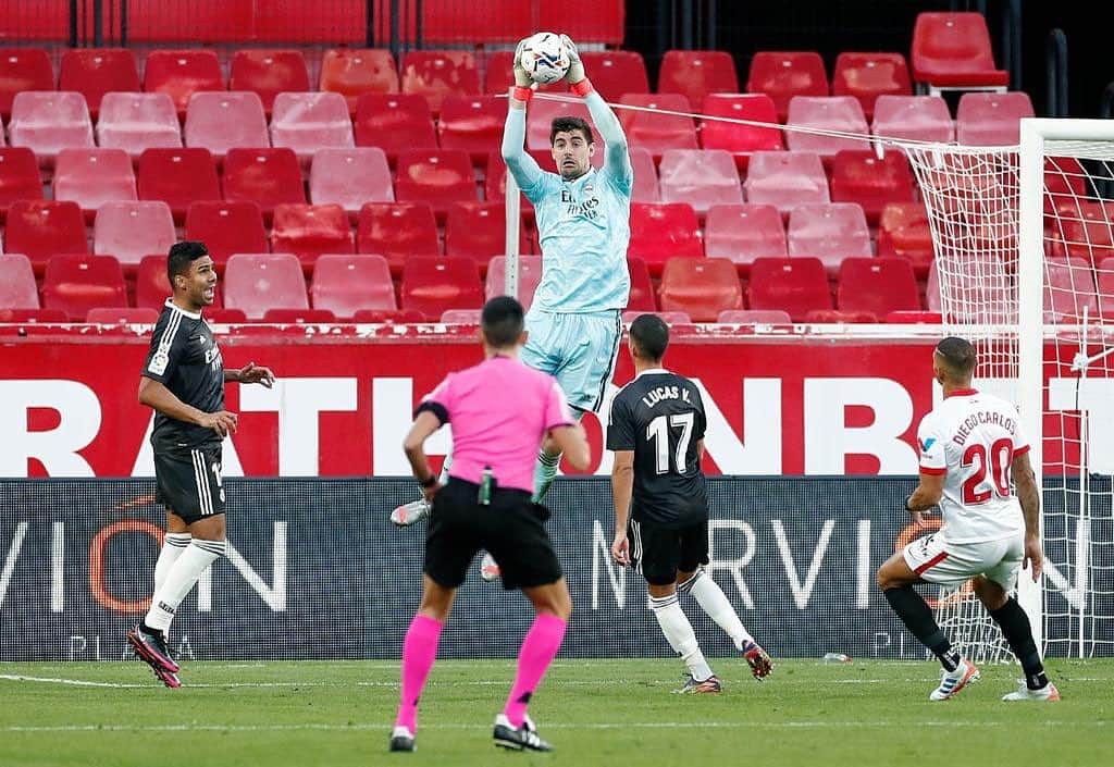 ティボ・クルトゥワのインスタグラム：「Volvemos a Madrid con una gran victoria en Sevilla. Muy contento con el  resultado de nuestro esfuerzo! 🔒 #HalaMadrid」