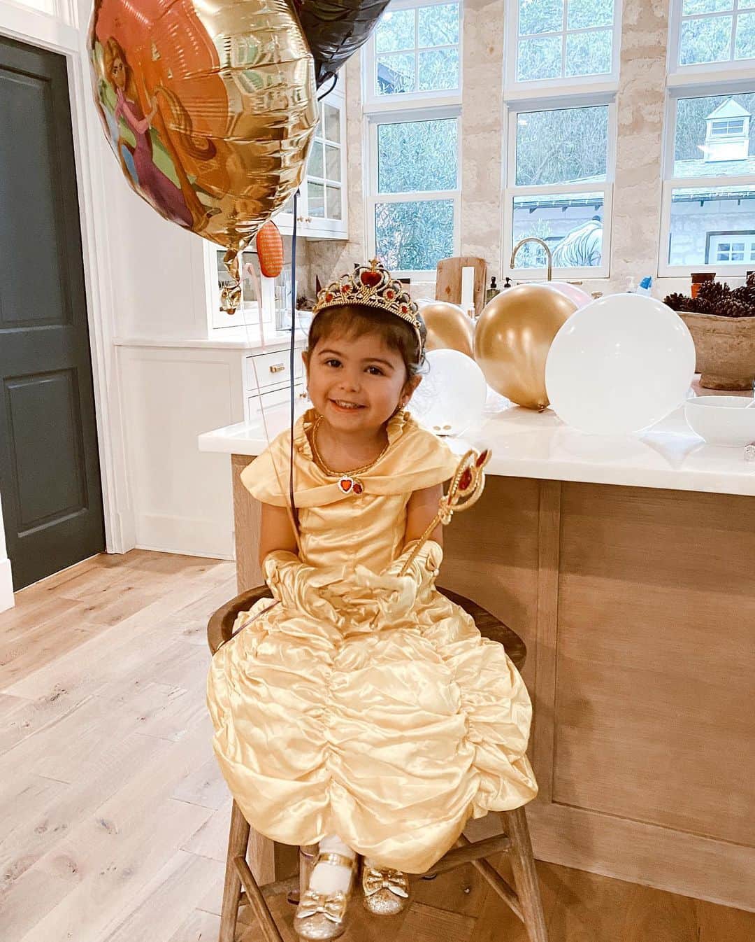 Sazan Hendrixさんのインスタグラム写真 - (Sazan HendrixInstagram)「Belle of the ball 💛👑 Happy birthday to my princess! I can’t believe my baby is a THREENAGER 😭 This girl has blessed my life in so many ways that I’m tearing up just writing this post. Being her mama is the best thing I never knew I needed. So grateful for my Teeny.. love you forever and ever and ever. 💓 #mommysgirl #hbd #mylove #princesstheme」12月6日 3時16分 - sazan