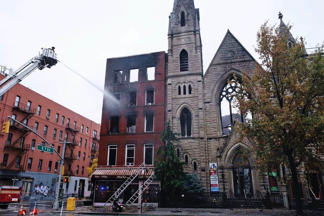 NBC Newsさんのインスタグラム写真 - (NBC NewsInstagram)「A massive fire broke out Saturday in a vacant building in New York City and spread to a 19th-century church, leaving both structures uninhabitable, @NBCNewYork reports.   Tap the link in our bio to see more.  📷 Yuki Iwamura / @apnews」12月6日 3時18分 - nbcnews